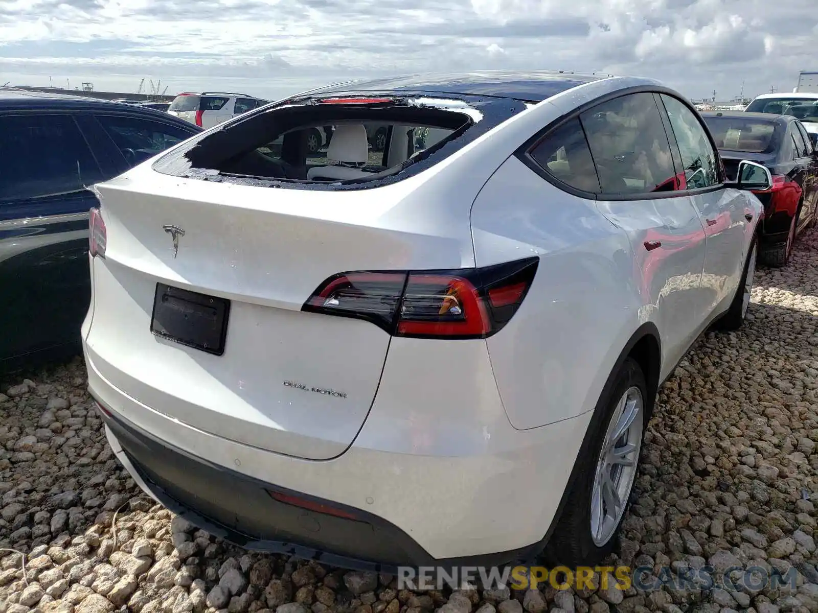 4 Photograph of a damaged car 5YJYGDEE9MF061056 TESLA MODEL Y 2021