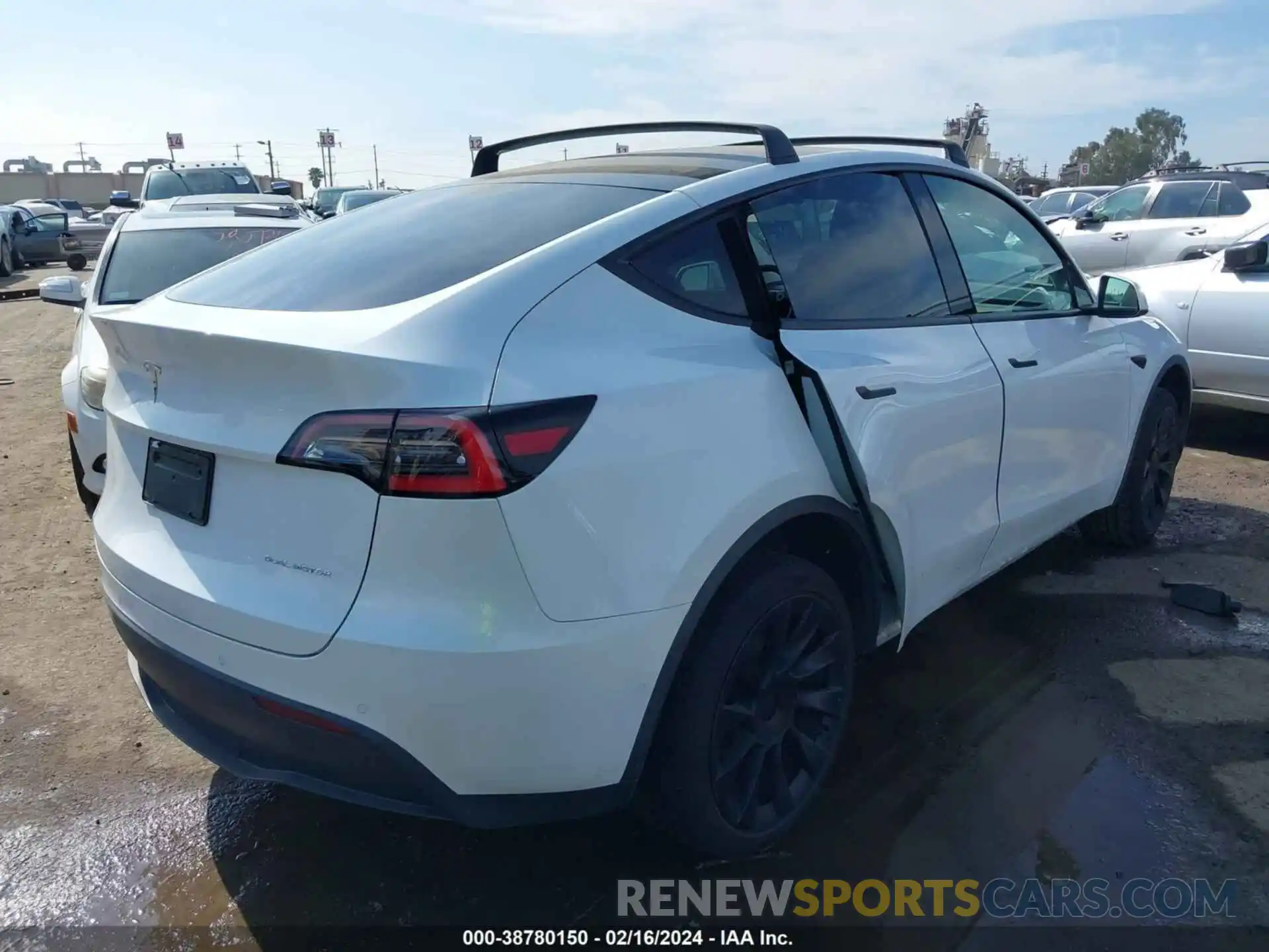 4 Photograph of a damaged car 5YJYGDEE9MF084742 TESLA MODEL Y 2021