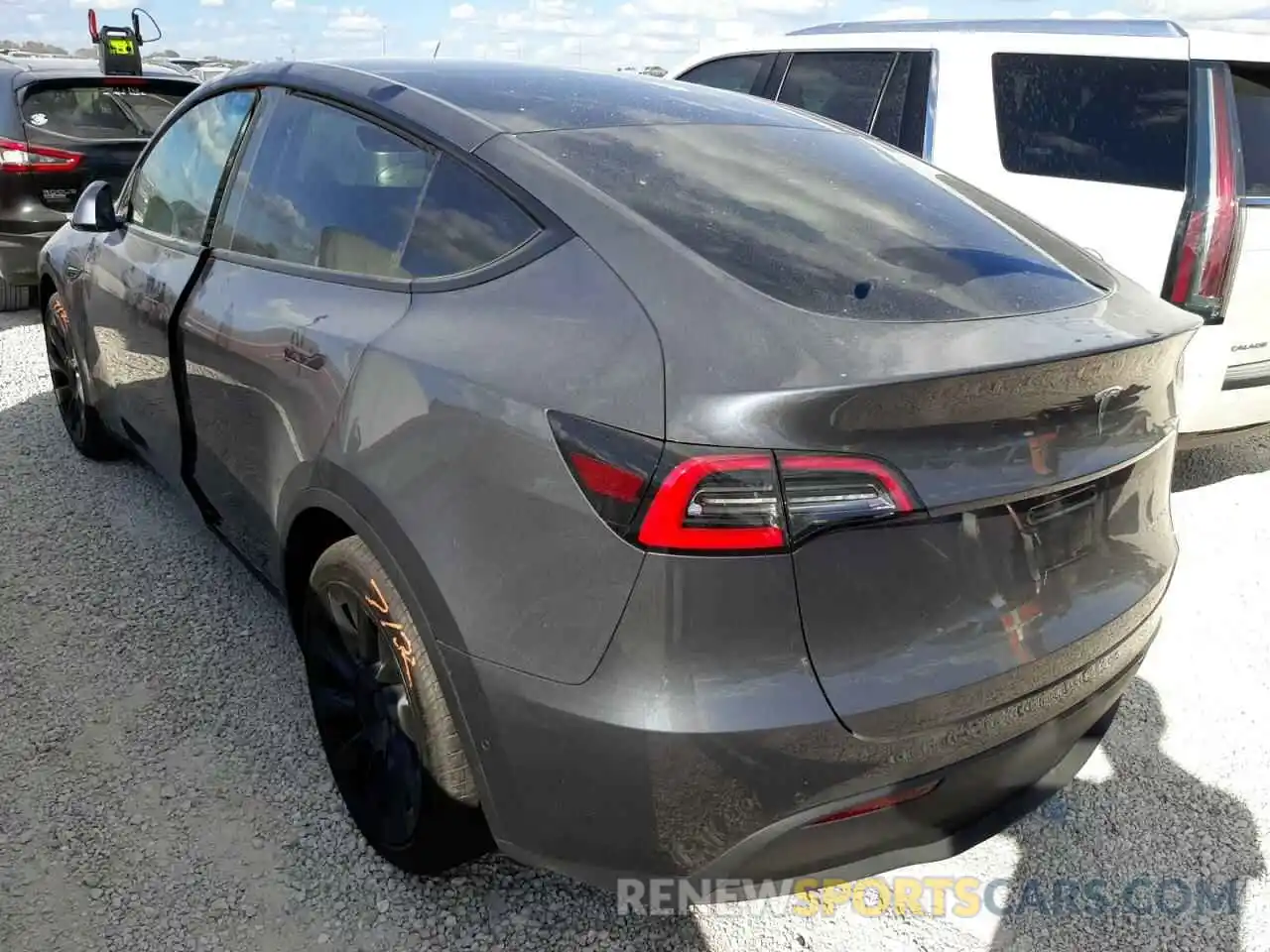 3 Photograph of a damaged car 5YJYGDEE9MF108585 TESLA MODEL Y 2021