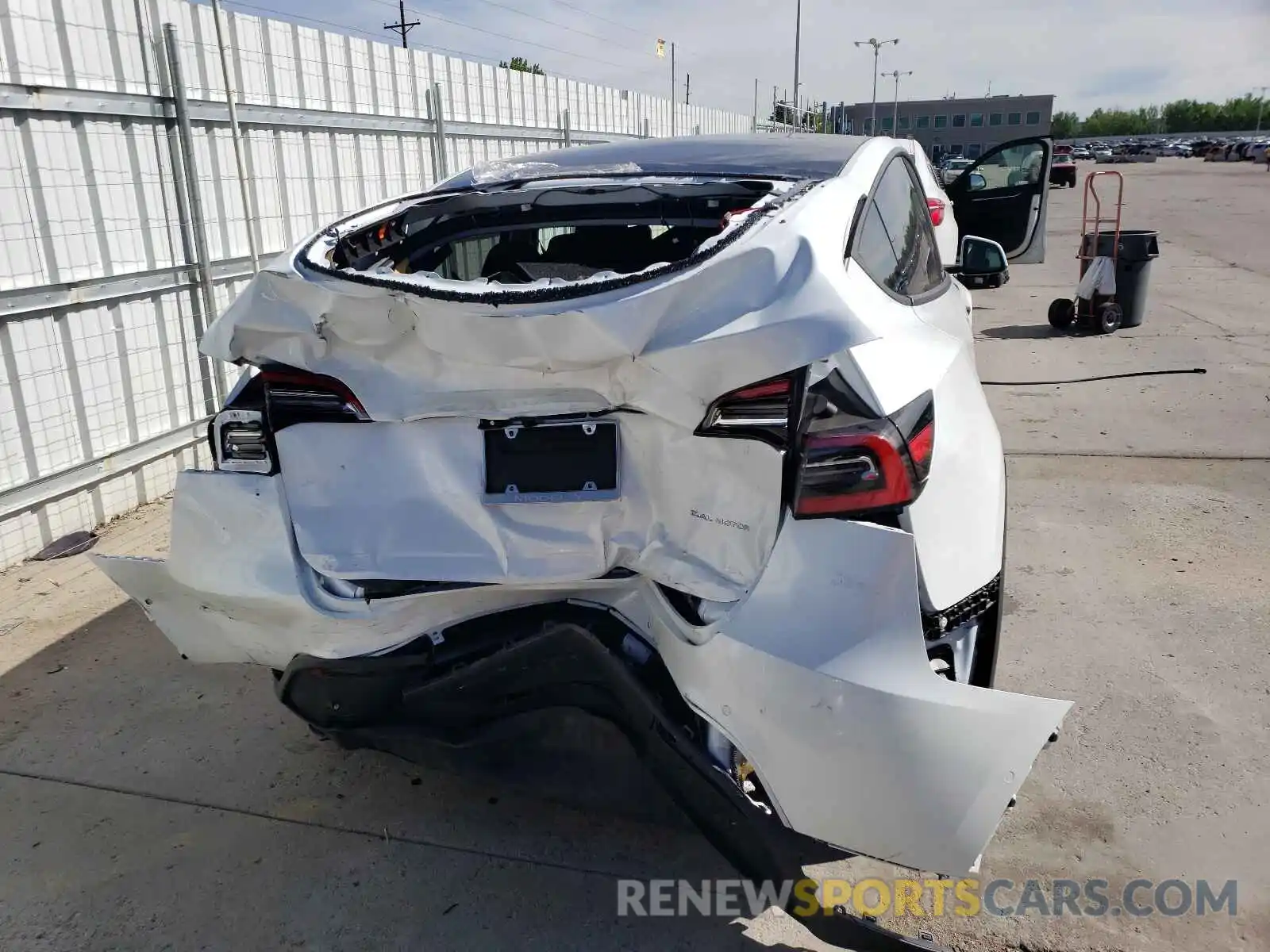 9 Photograph of a damaged car 5YJYGDEE9MF119196 TESLA MODEL Y 2021