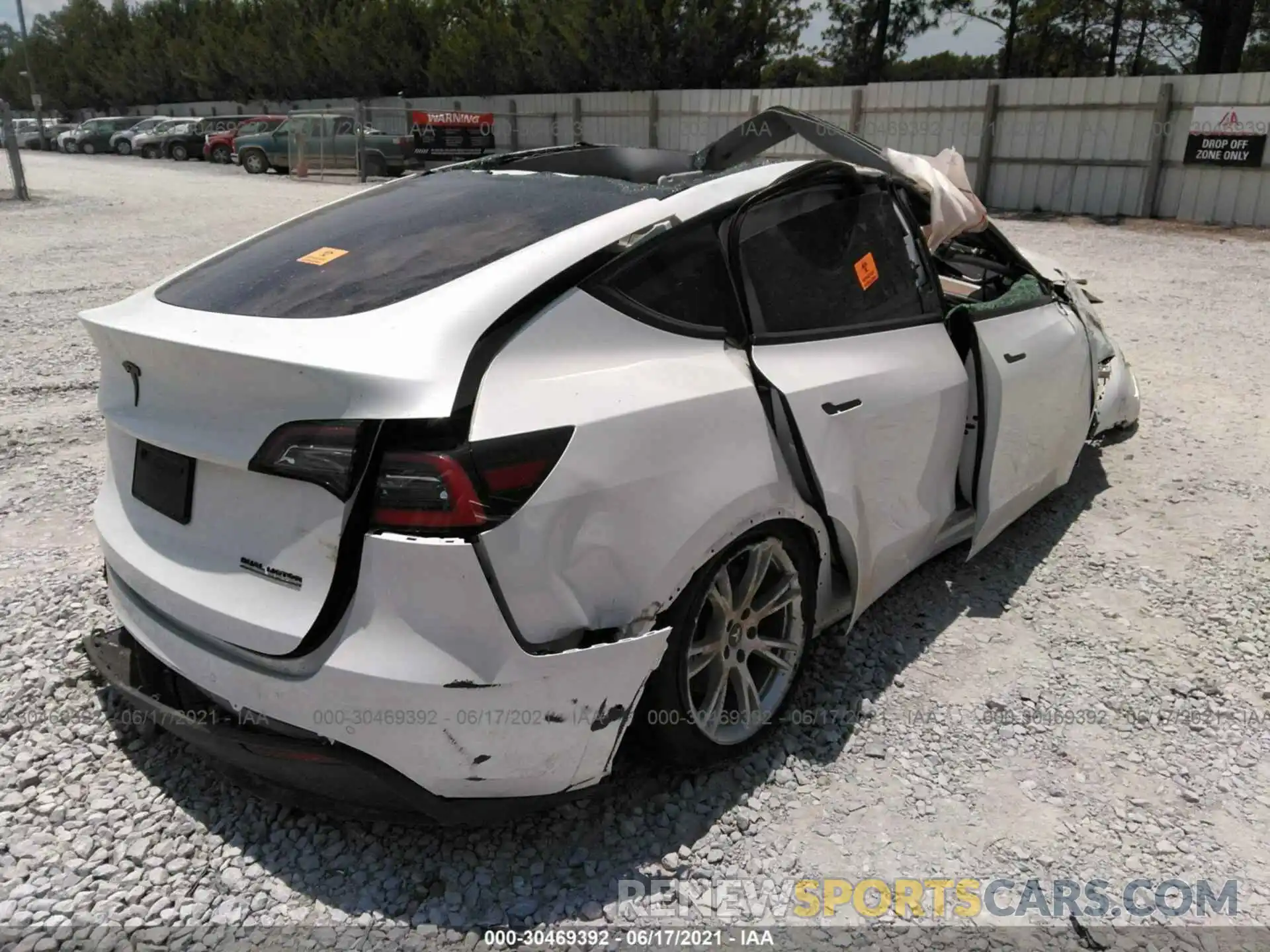 4 Photograph of a damaged car 5YJYGDEE9MF124883 TESLA MODEL Y 2021