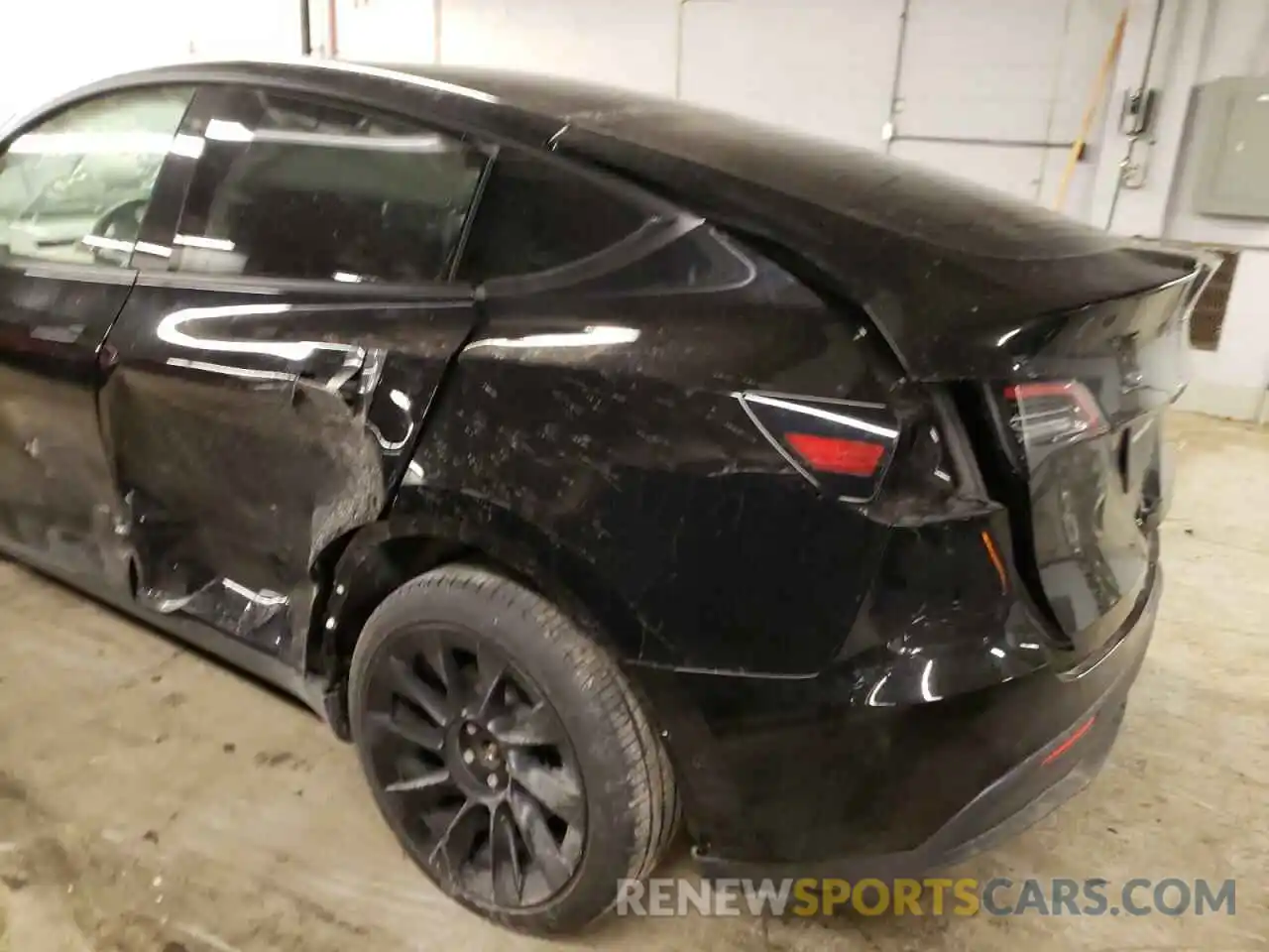 9 Photograph of a damaged car 5YJYGDEE9MF185201 TESLA MODEL Y 2021