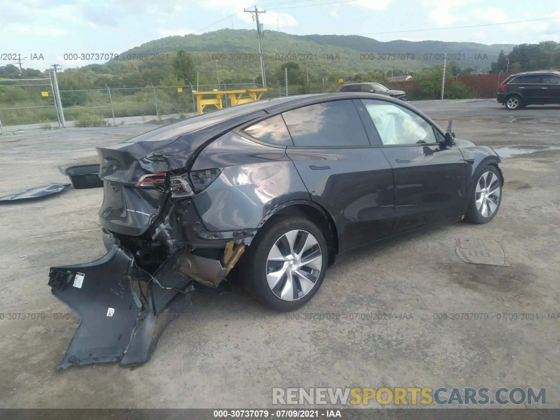 4 Photograph of a damaged car 5YJYGDEE9MF198496 TESLA MODEL Y 2021