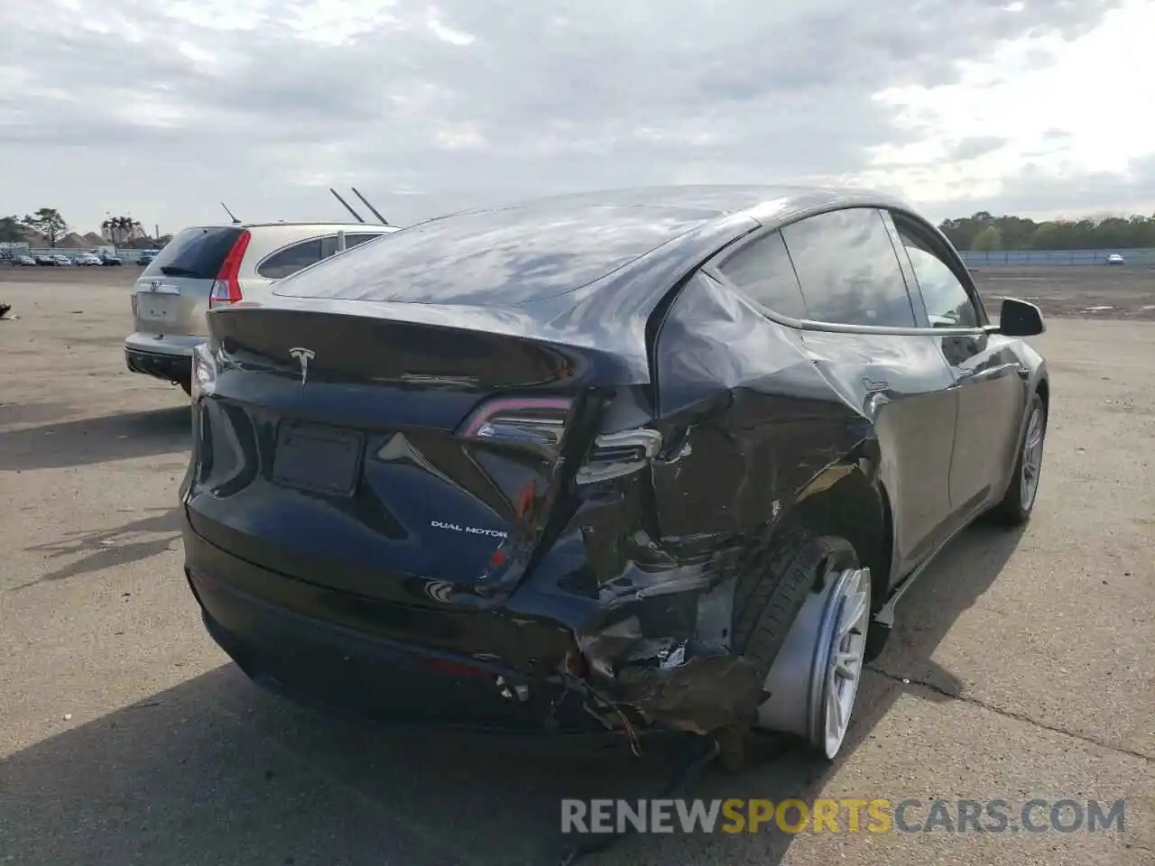 4 Photograph of a damaged car 5YJYGDEE9MF204832 TESLA MODEL Y 2021