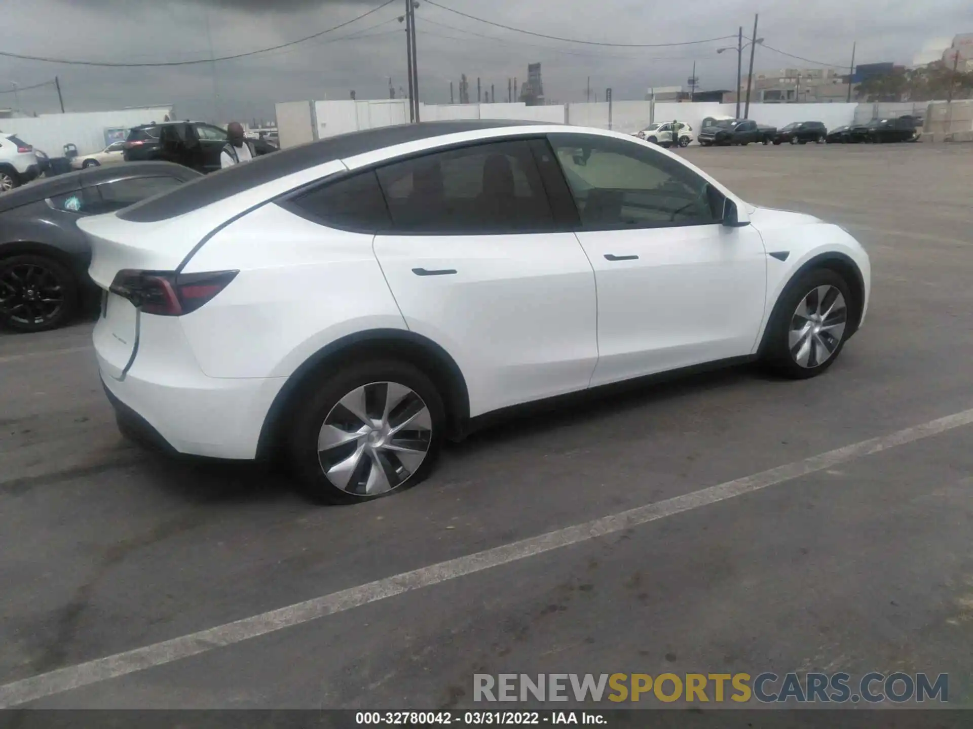 4 Photograph of a damaged car 5YJYGDEE9MF264268 TESLA MODEL Y 2021