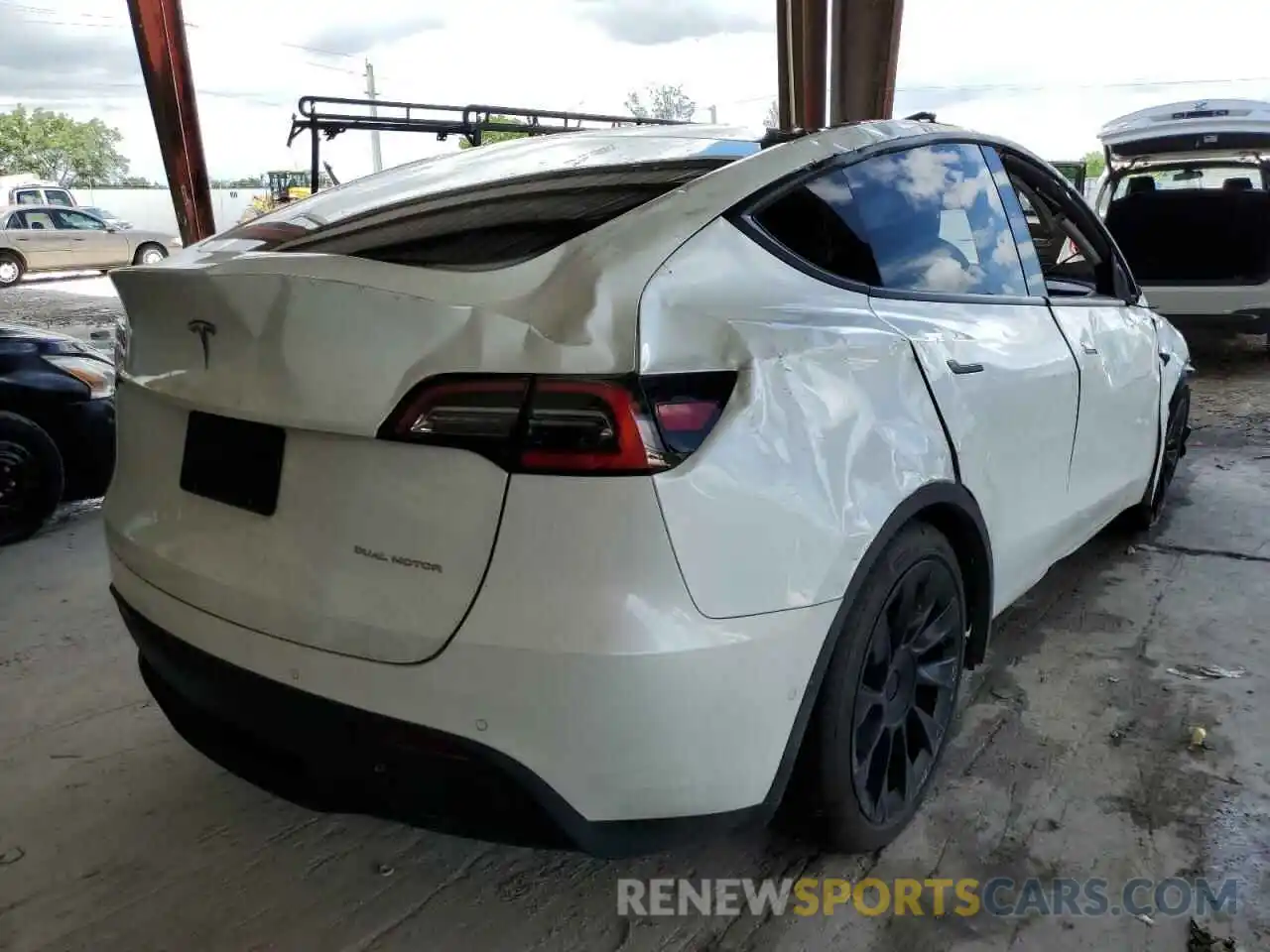 4 Photograph of a damaged car 5YJYGDEEXMF060725 TESLA MODEL Y 2021