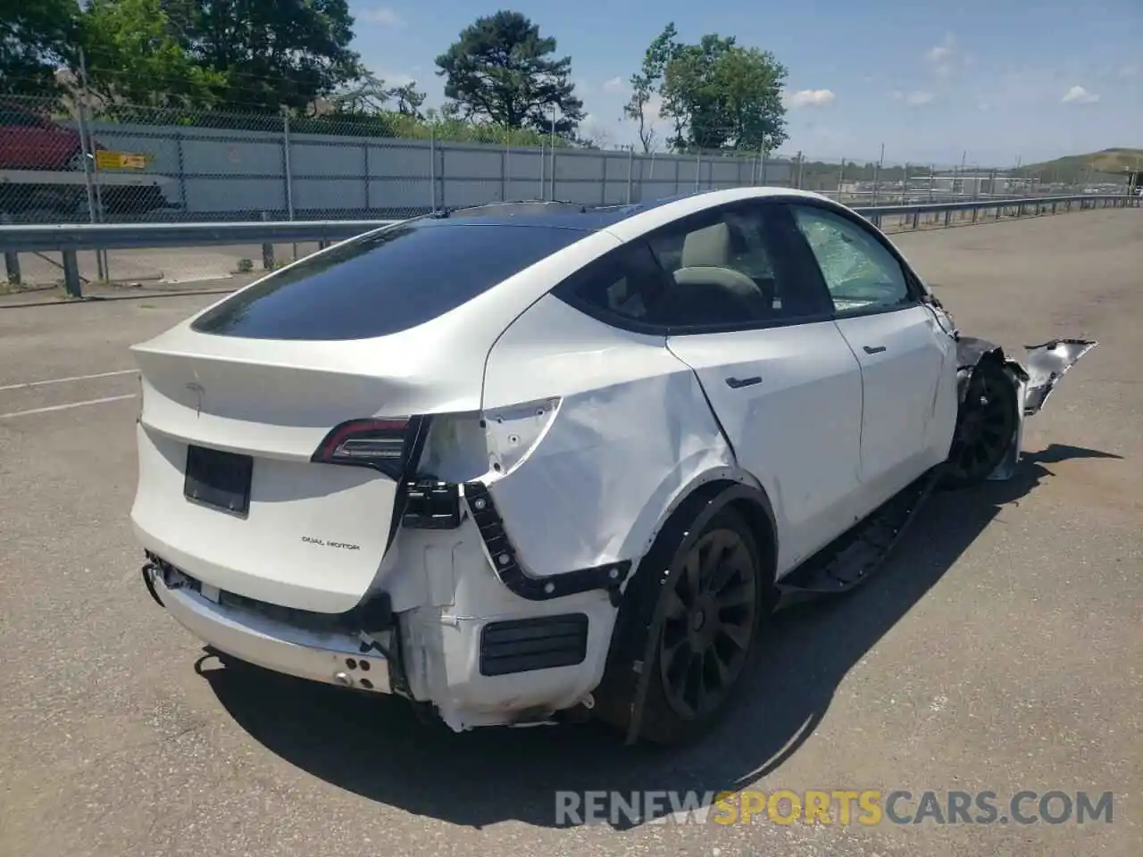 4 Photograph of a damaged car 5YJYGDEEXMF068033 TESLA MODEL Y 2021