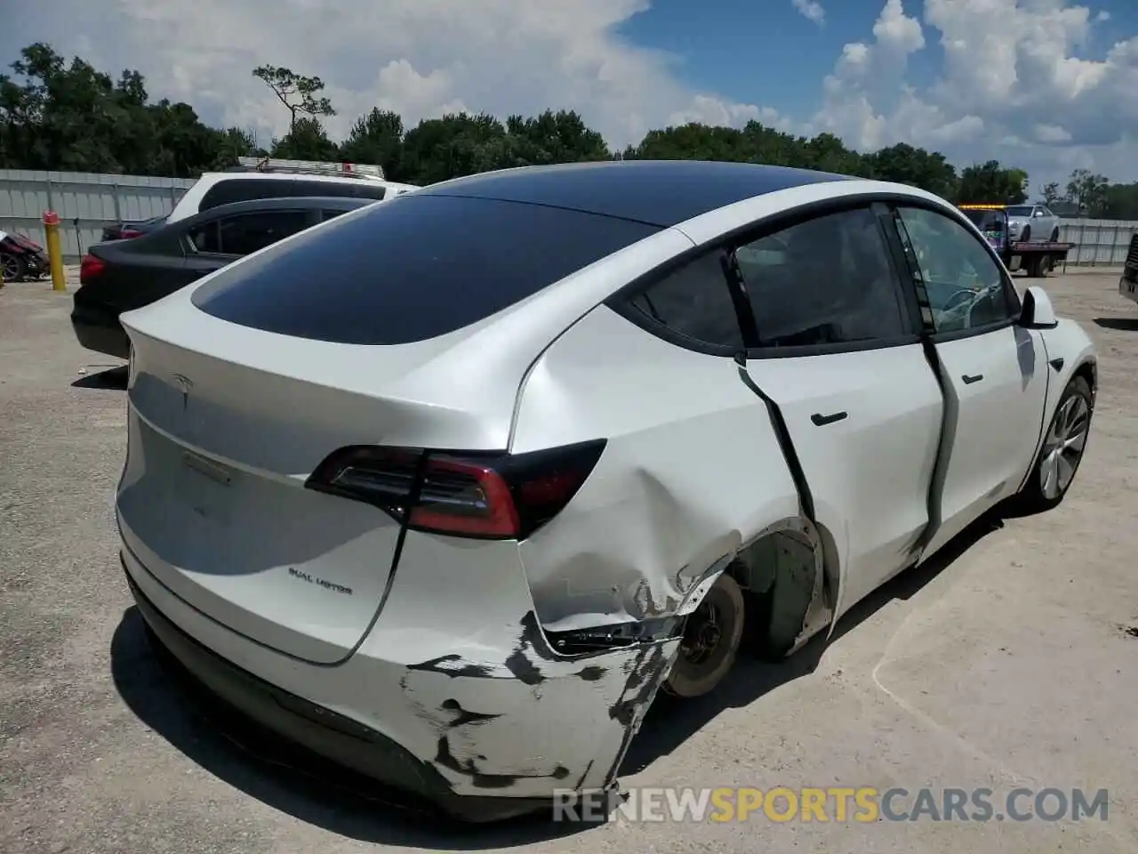 4 Photograph of a damaged car 5YJYGDEEXMF069666 TESLA MODEL Y 2021