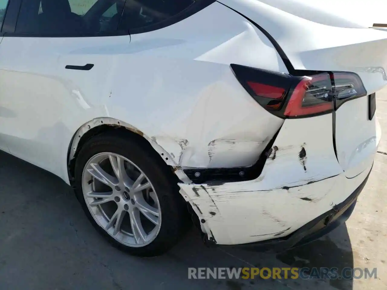 9 Photograph of a damaged car 5YJYGDEEXMF072731 TESLA MODEL Y 2021