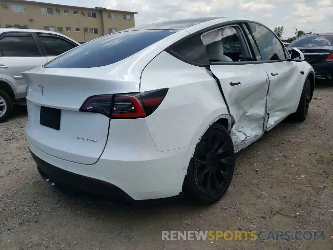 4 Photograph of a damaged car 5YJYGDEEXMF081039 TESLA MODEL Y 2021