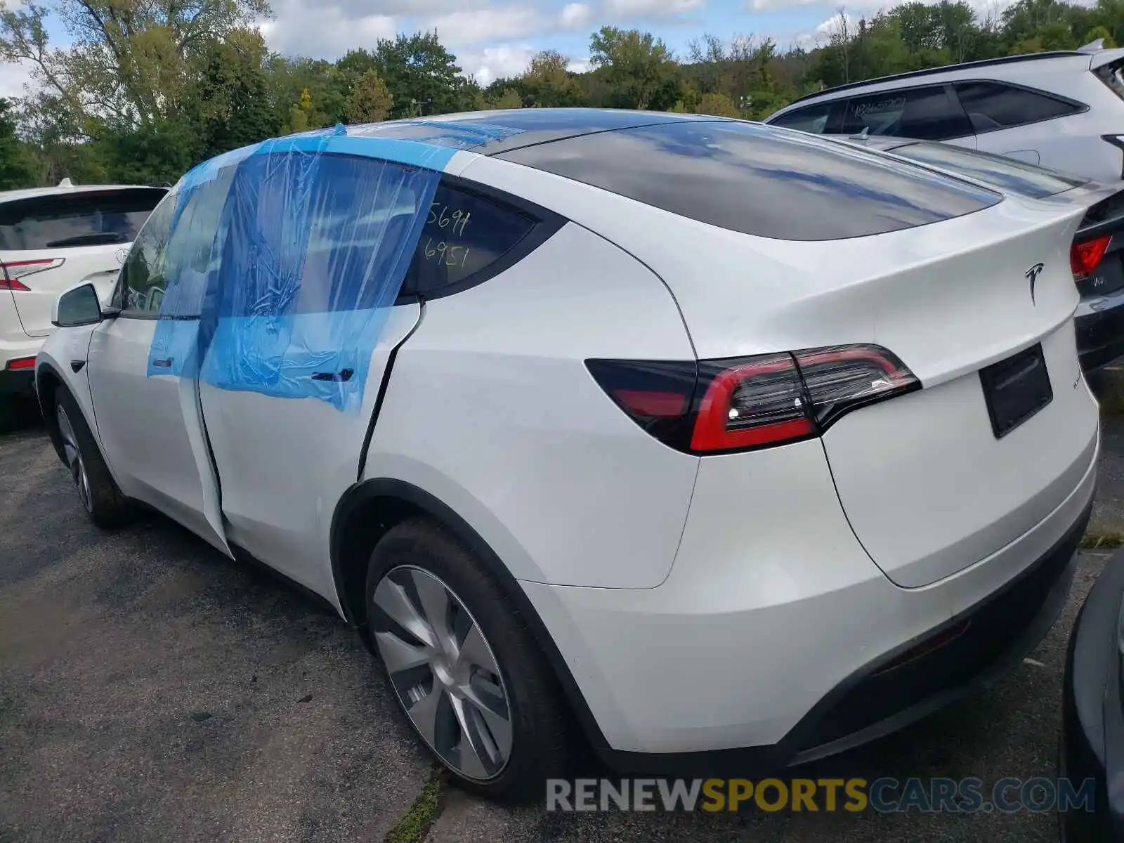 3 Photograph of a damaged car 5YJYGDEEXMF085964 TESLA MODEL Y 2021