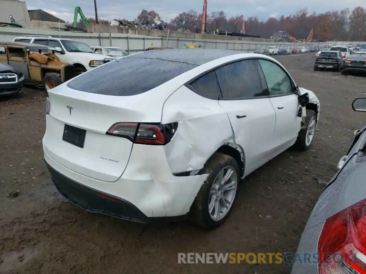 4 Photograph of a damaged car 5YJYGDEEXMF099802 TESLA MODEL Y 2021