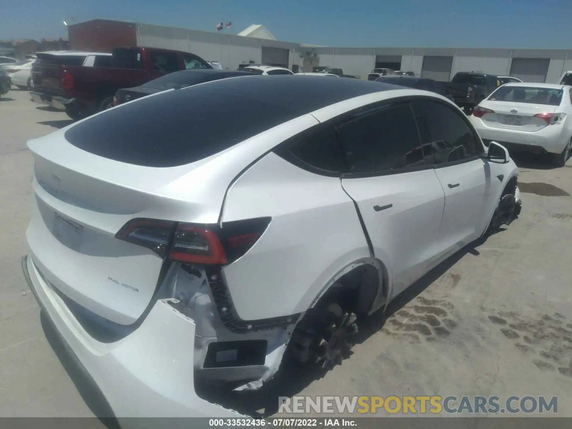 4 Photograph of a damaged car 5YJYGDEEXMF100382 TESLA MODEL Y 2021