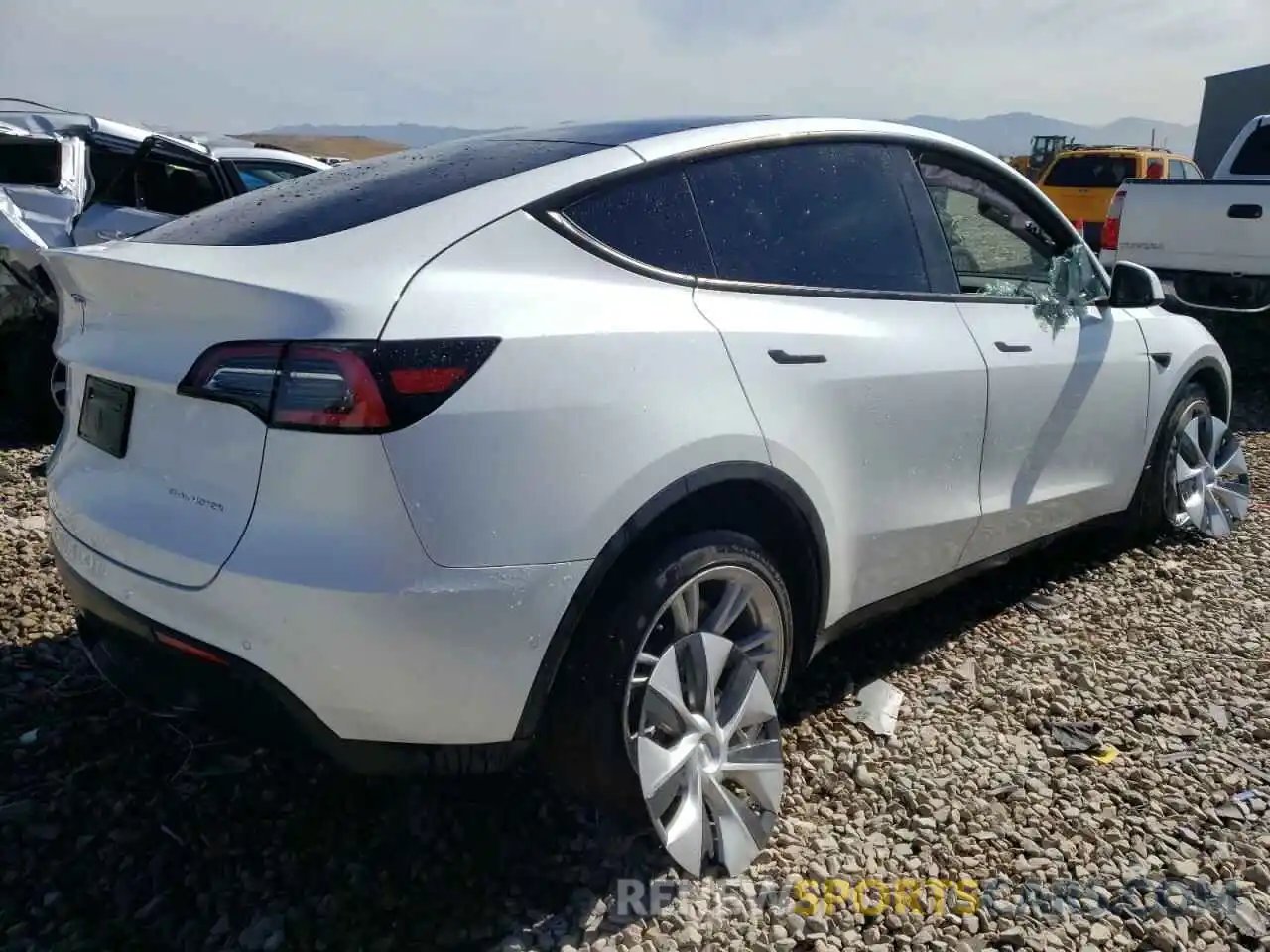 4 Photograph of a damaged car 5YJYGDEEXMF131079 TESLA MODEL Y 2021