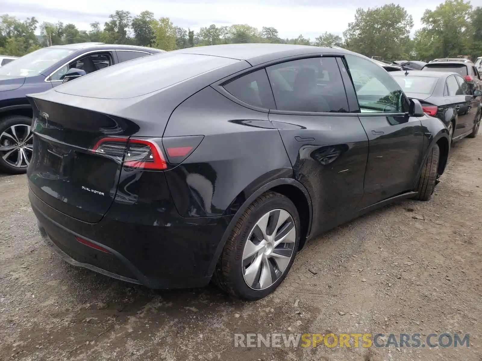 4 Photograph of a damaged car 5YJYGDEEXMF140333 TESLA MODEL Y 2021