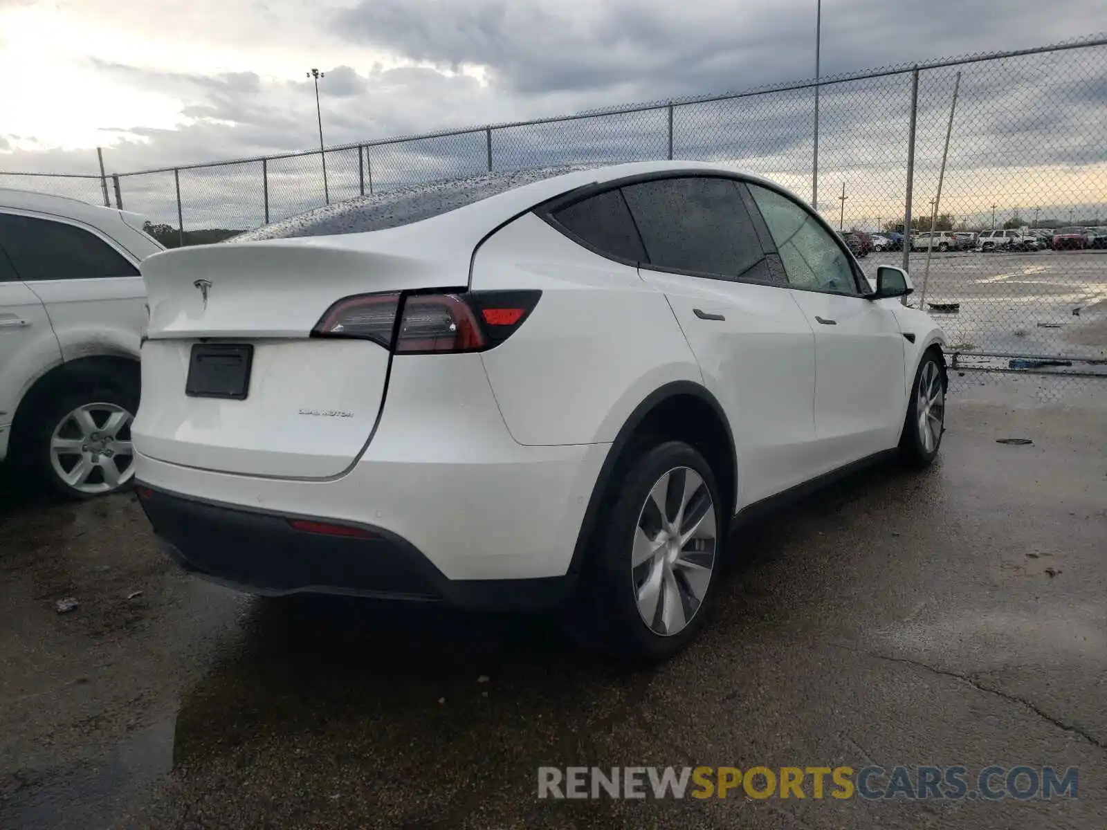 4 Photograph of a damaged car 5YJYGDEEXMF230937 TESLA MODEL Y 2021