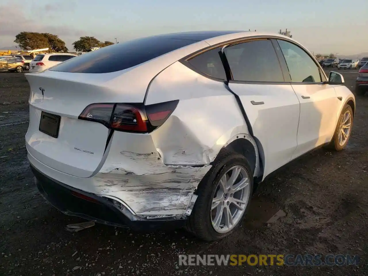 4 Photograph of a damaged car 5YJYGDEEXMF271522 TESLA MODEL Y 2021