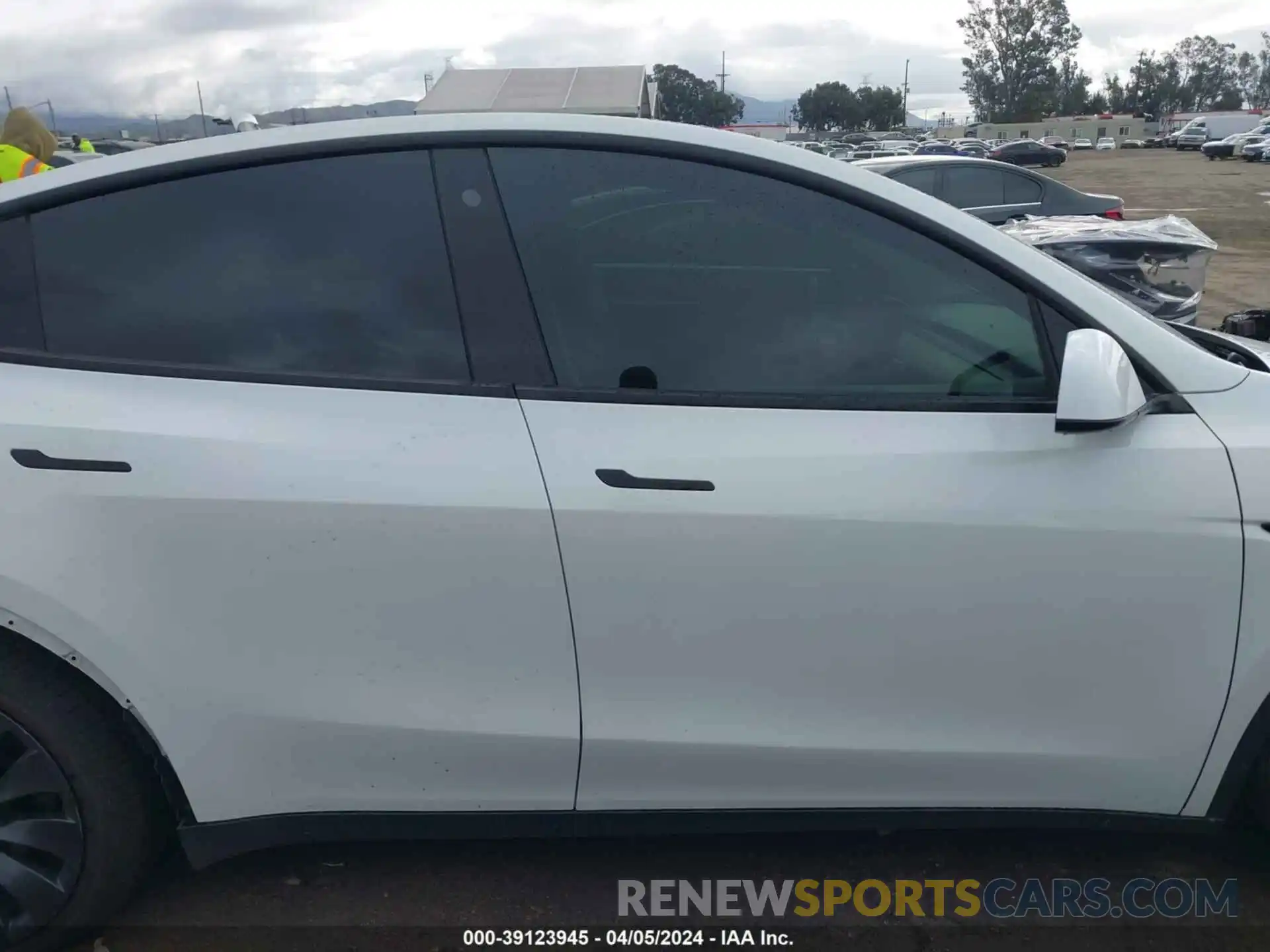 14 Photograph of a damaged car 5YJYGDEF1MF277895 TESLA MODEL Y 2021