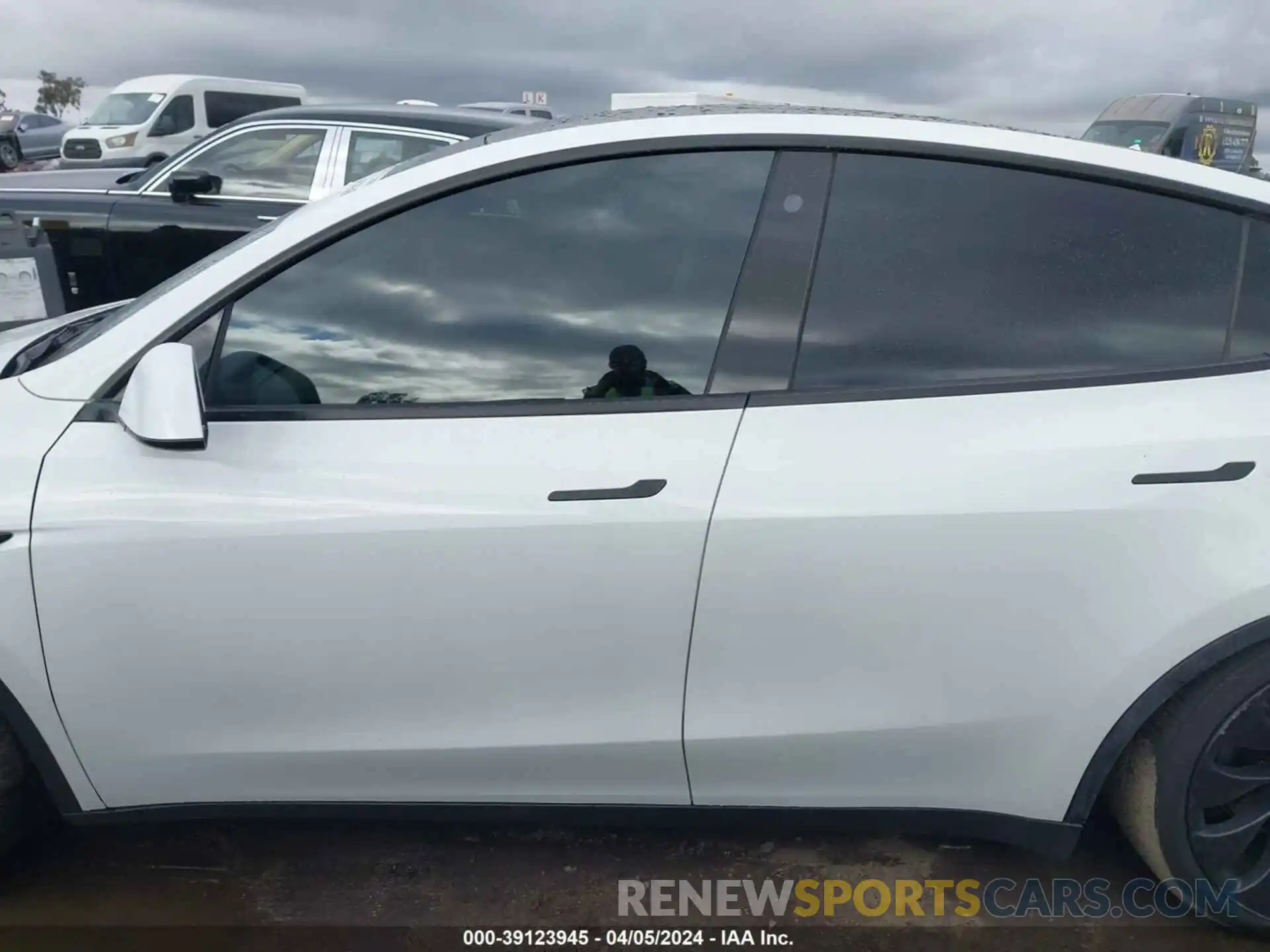 15 Photograph of a damaged car 5YJYGDEF1MF277895 TESLA MODEL Y 2021