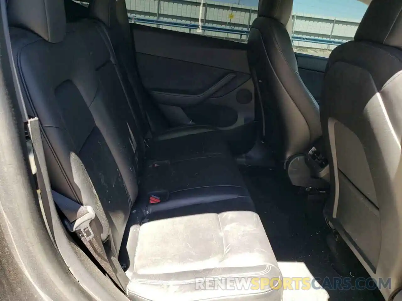 6 Photograph of a damaged car 5YJYGDEF8MF157754 TESLA MODEL Y 2021