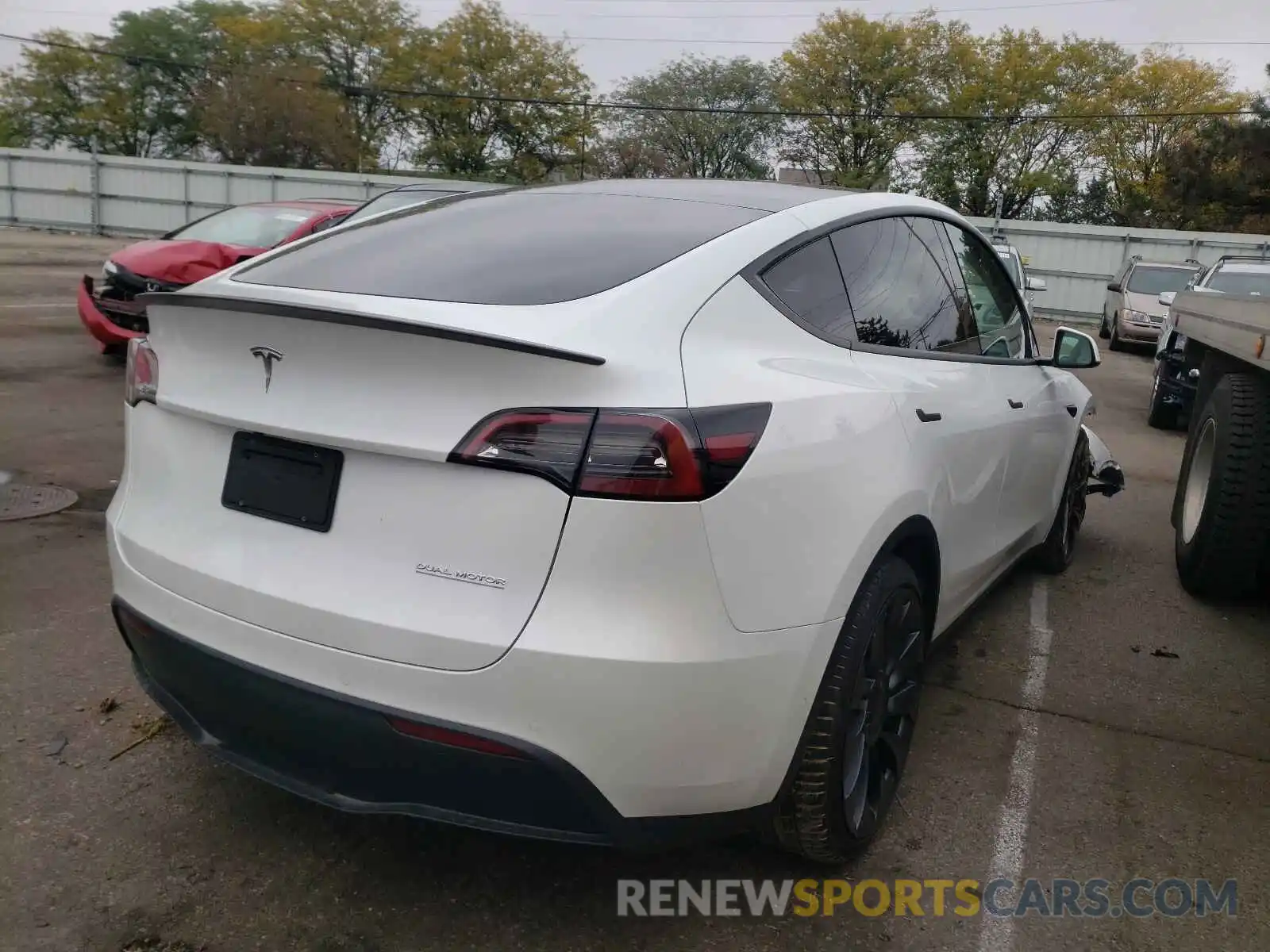 4 Photograph of a damaged car 5YJYGDEF8MF252119 TESLA MODEL Y 2021