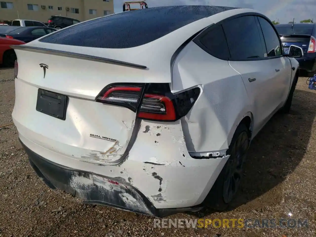 4 Photograph of a damaged car 5YJYGDEF9MF197065 TESLA MODEL Y 2021