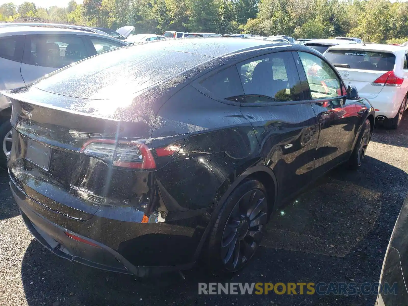 4 Photograph of a damaged car 5YJYGDEF9MF246197 TESLA MODEL Y 2021