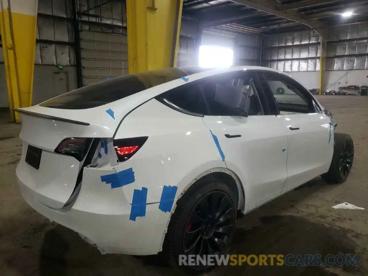 4 Photograph of a damaged car 5YJYGDEF9MF303398 TESLA MODEL Y 2021