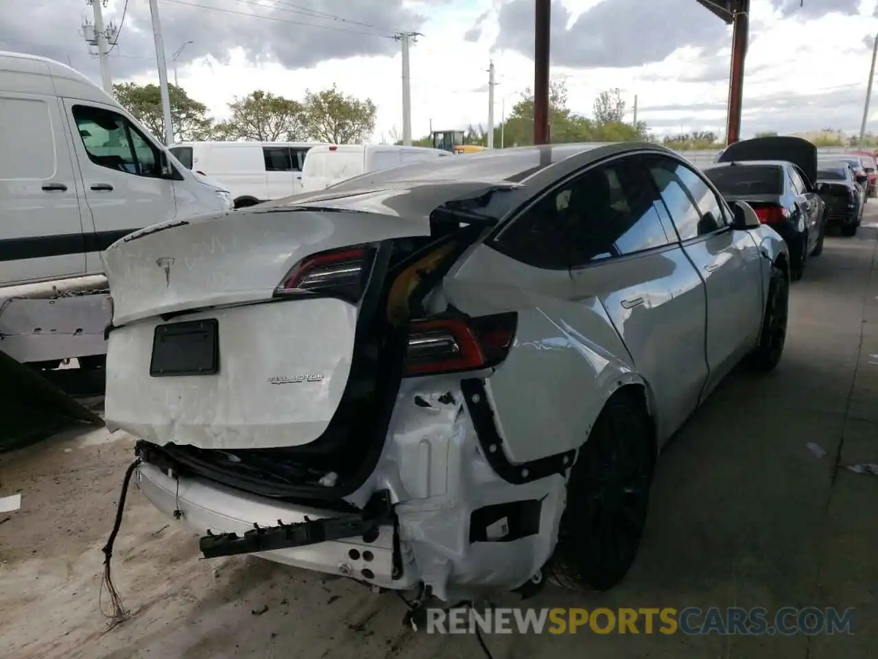 4 Photograph of a damaged car 5YJYGDEFXMF267463 TESLA MODEL Y 2021