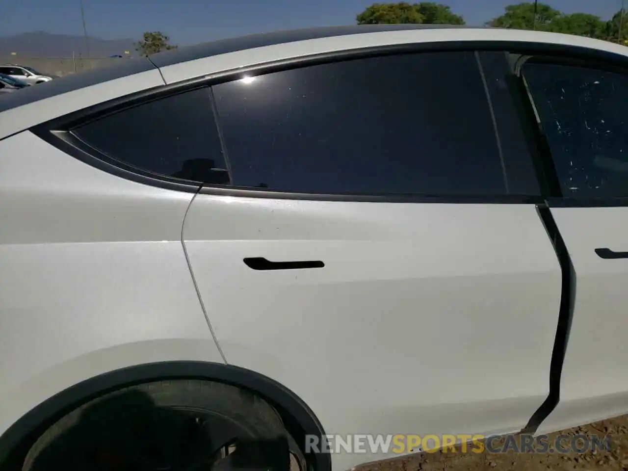 6 Photograph of a damaged car 5YJYGDEFXMF277863 TESLA MODEL Y 2021