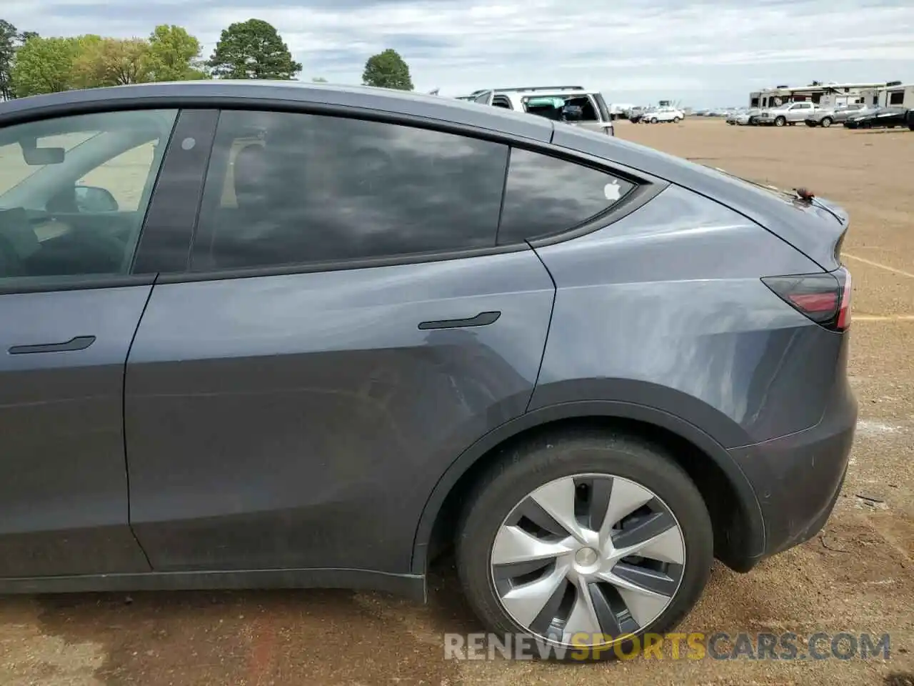 10 Photograph of a damaged car 7SAYGDEE0NA005718 TESLA MODEL Y 2022