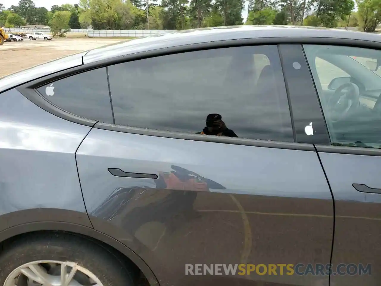 11 Photograph of a damaged car 7SAYGDEE0NA005718 TESLA MODEL Y 2022