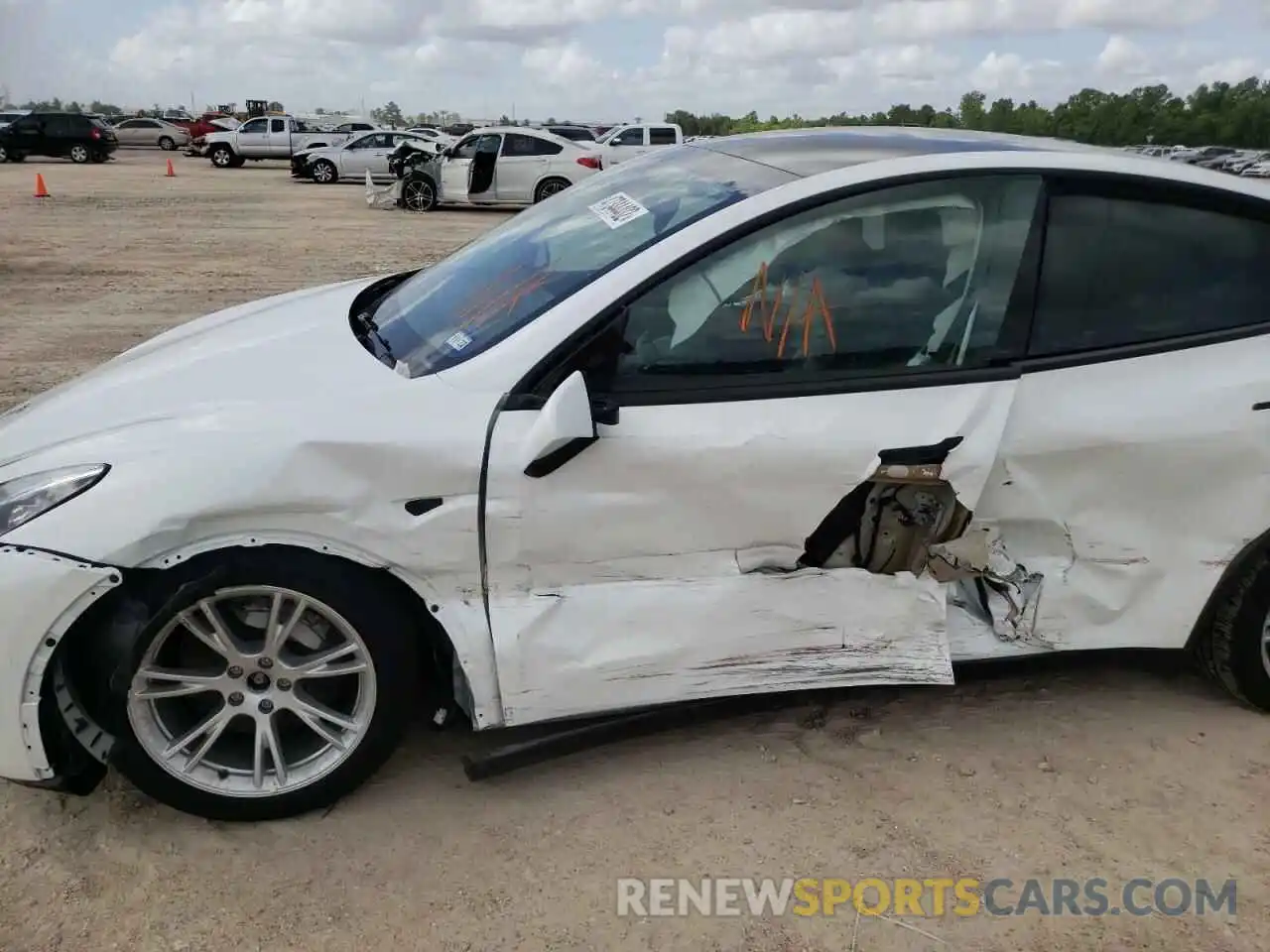 9 Photograph of a damaged car 7SAYGDEE1NF315105 TESLA MODEL Y 2022