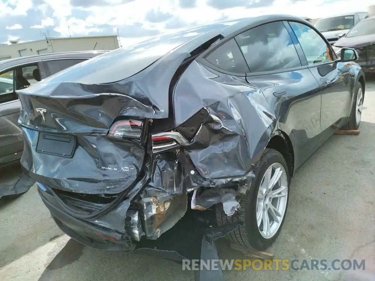 4 Photograph of a damaged car 7SAYGDEE2NF359386 TESLA MODEL Y 2022