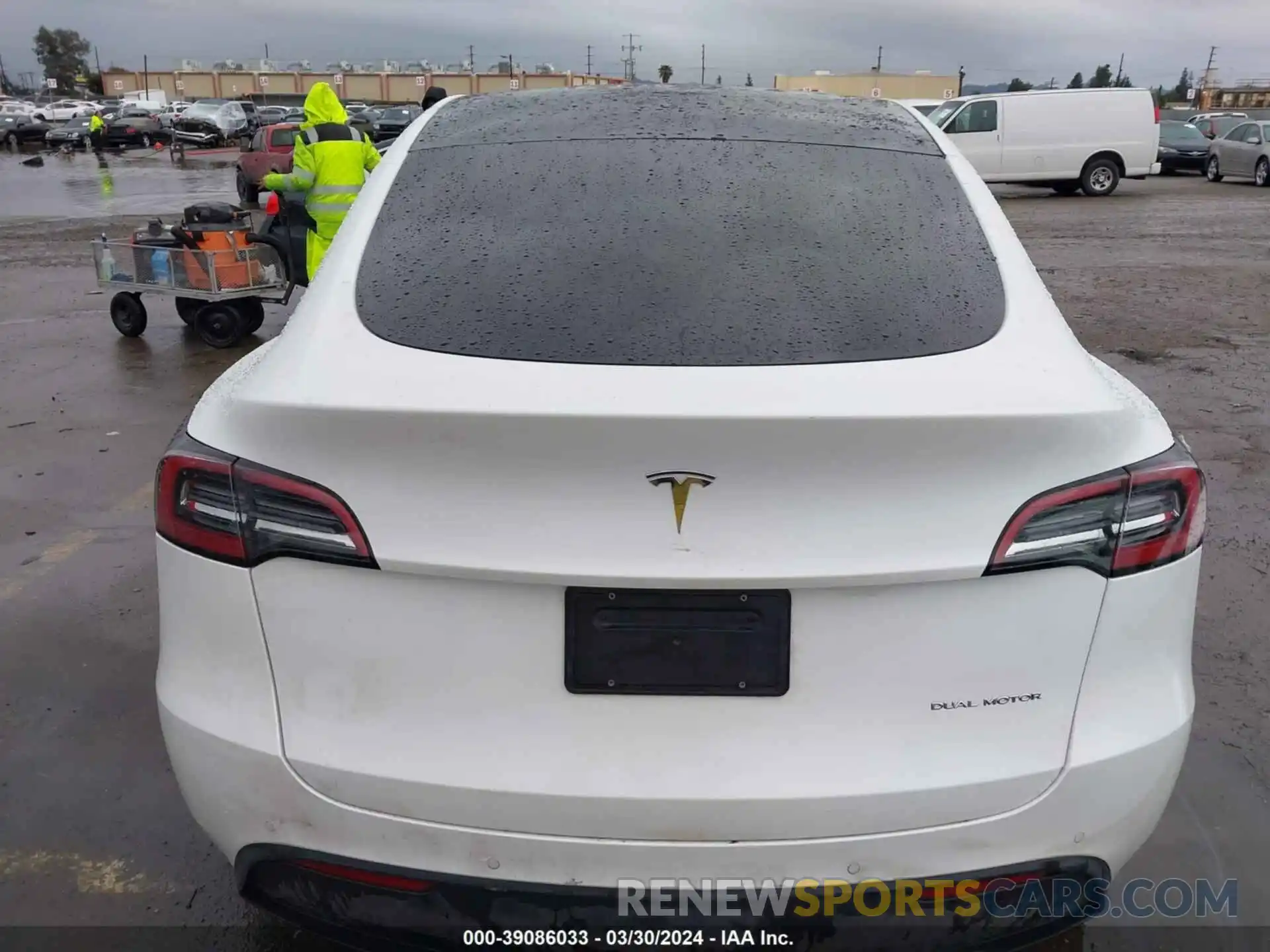 17 Photograph of a damaged car 7SAYGDEE3NF322315 TESLA MODEL Y 2022