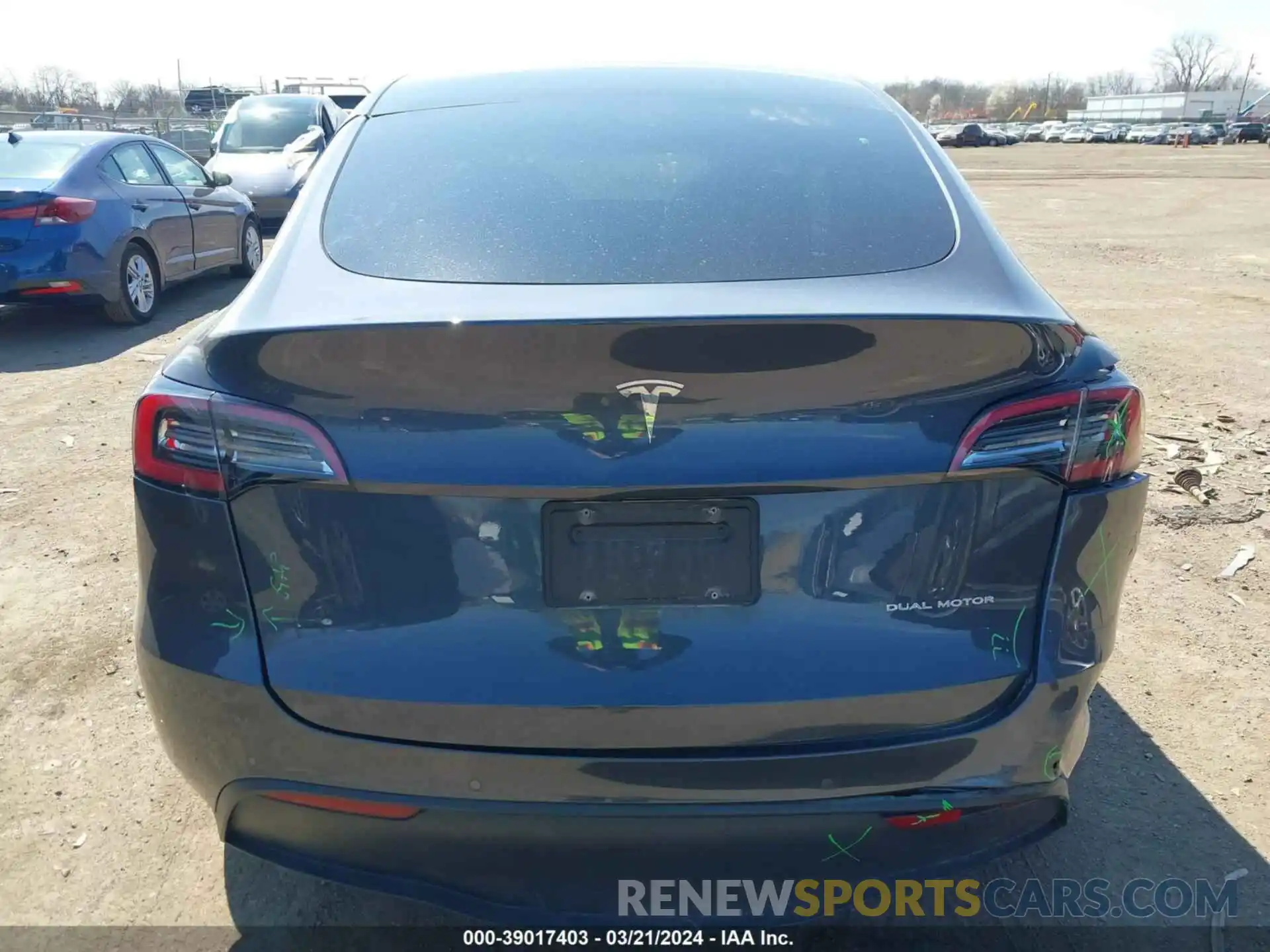 17 Photograph of a damaged car 7SAYGDEE3NF401368 TESLA MODEL Y 2022