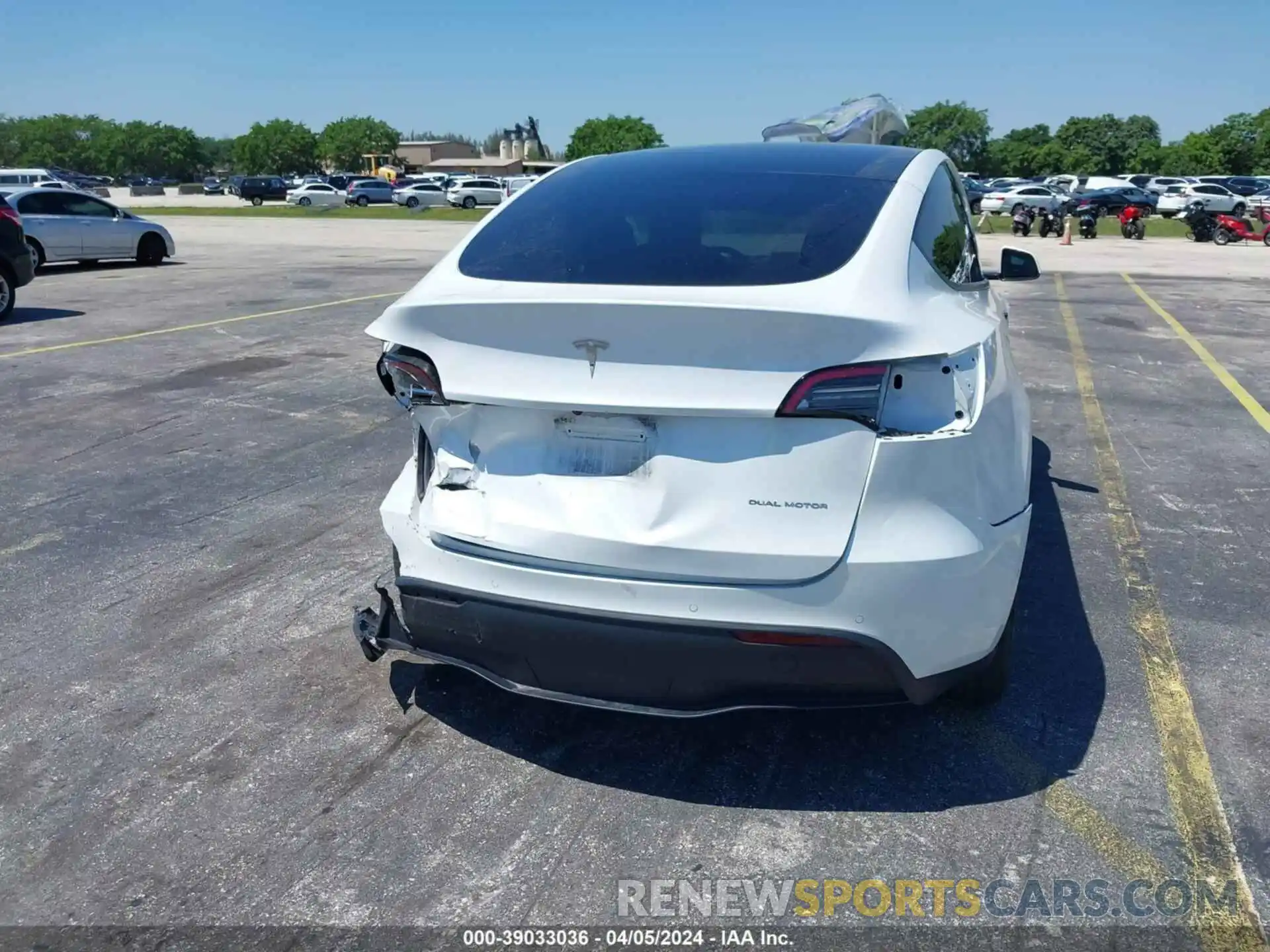 19 Photograph of a damaged car 7SAYGDEE5NF462205 TESLA MODEL Y 2022