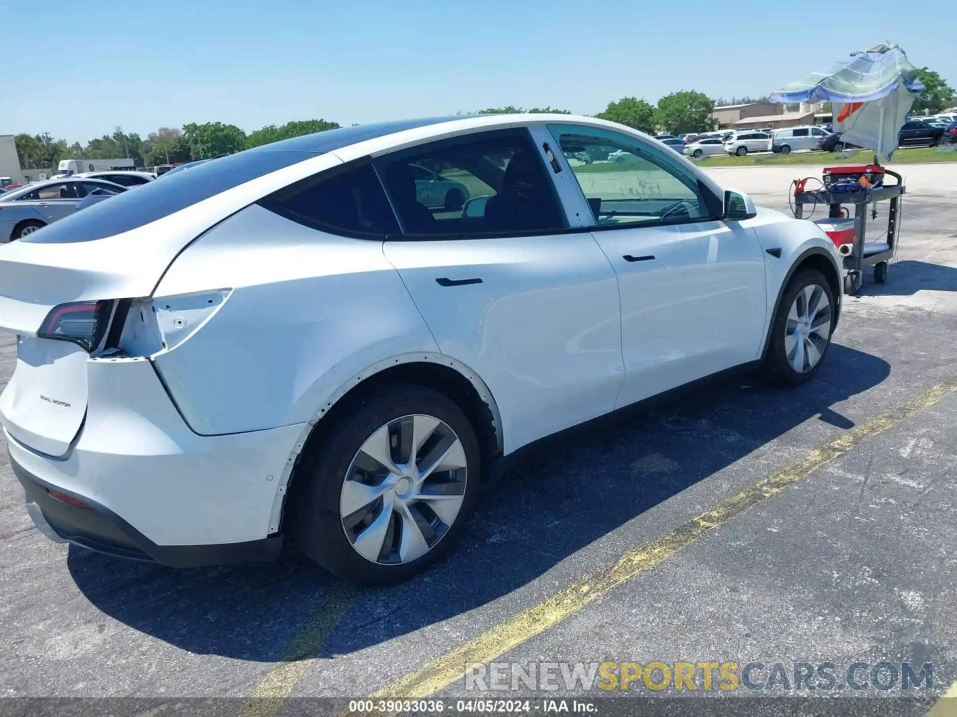 4 Photograph of a damaged car 7SAYGDEE5NF462205 TESLA MODEL Y 2022