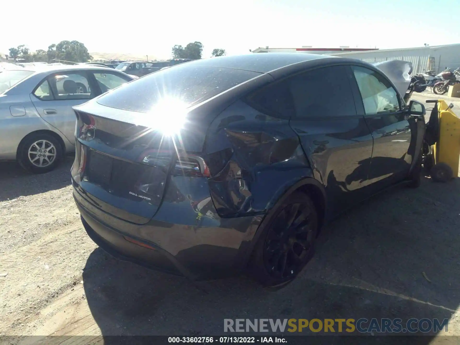 4 Photograph of a damaged car 7SAYGDEEXNF341105 TESLA MODEL Y 2022