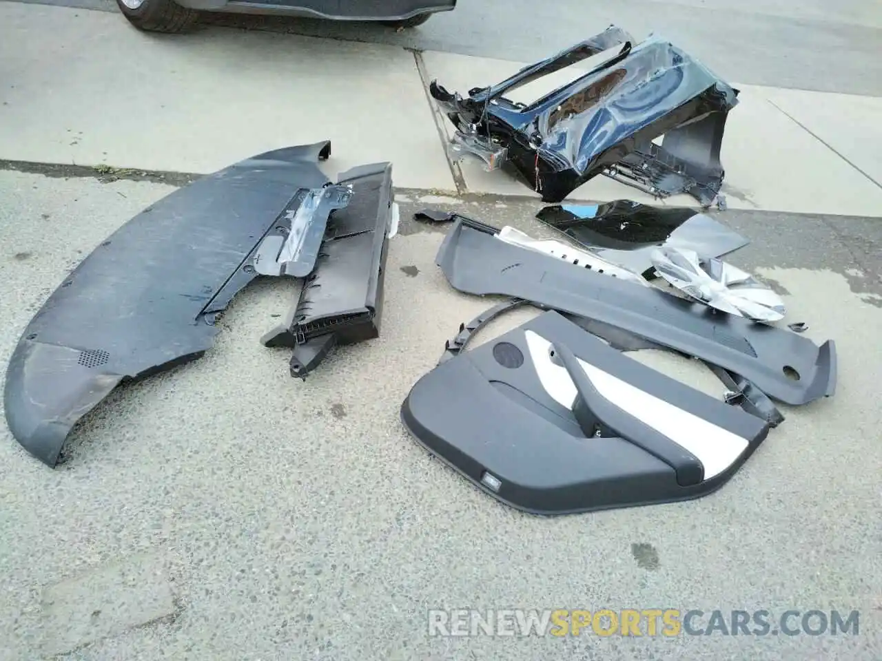 9 Photograph of a damaged car 7SAYGDEEXNF351360 TESLA MODEL Y 2022