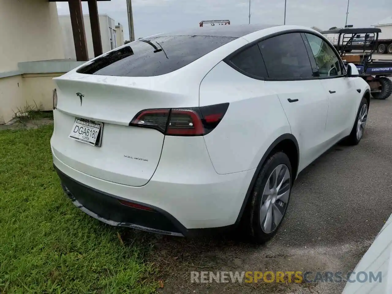 4 Photograph of a damaged car 7SAYGDEEXNF437669 TESLA MODEL Y 2022