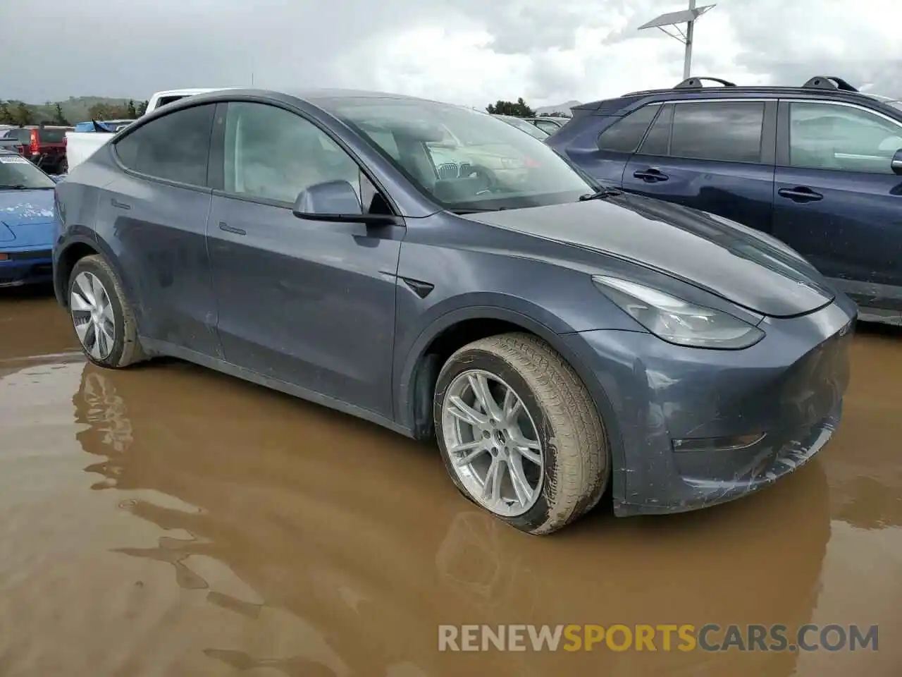 4 Photograph of a damaged car 7SAYGDEEXNF533592 TESLA MODEL Y 2022