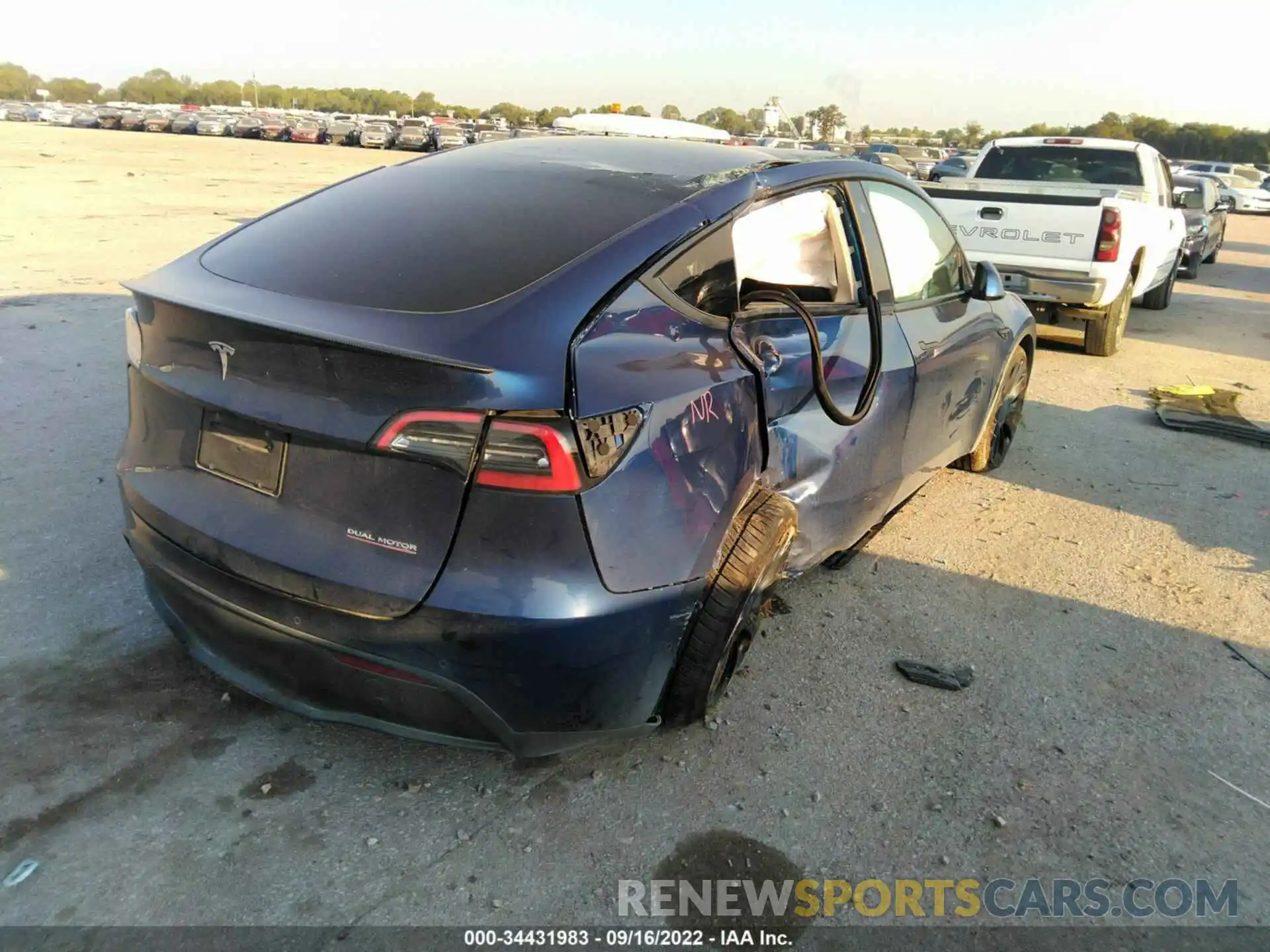 4 Photograph of a damaged car 7SAYGDEF0NF373070 TESLA MODEL Y 2022