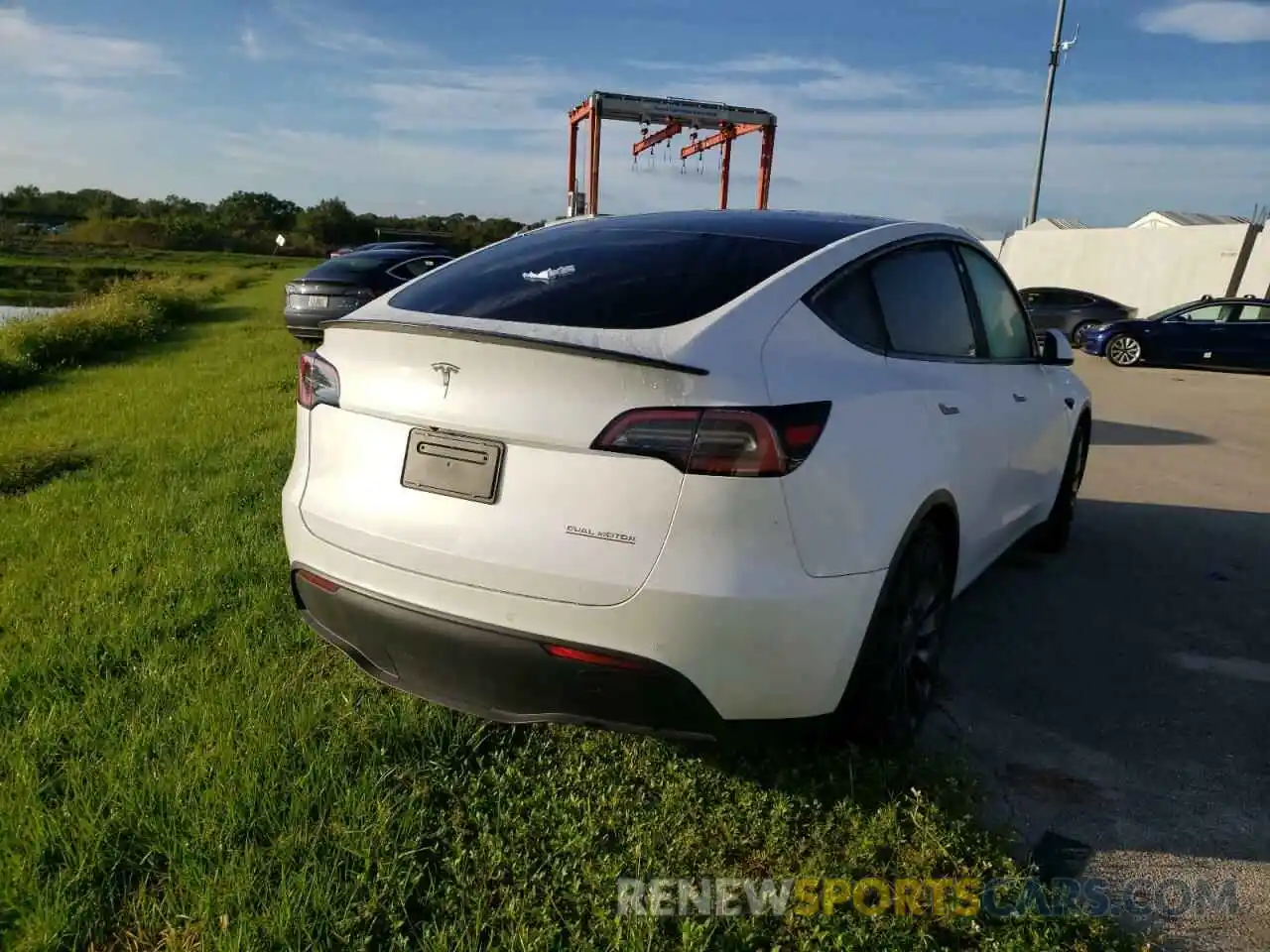 4 Photograph of a damaged car 7SAYGDEF3NF326163 TESLA MODEL Y 2022