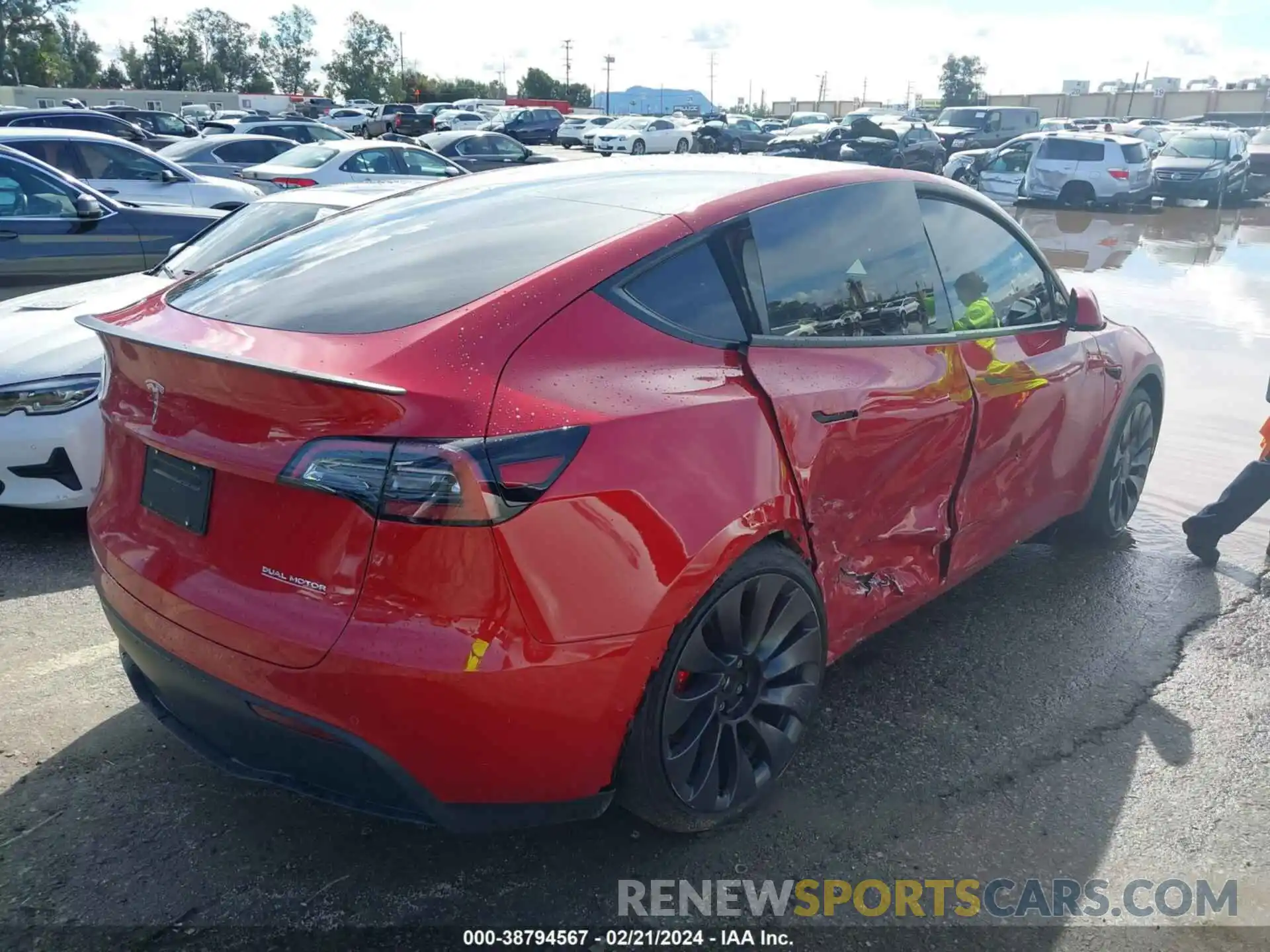 4 Photograph of a damaged car 7SAYGDEF3NF348339 TESLA MODEL Y 2022