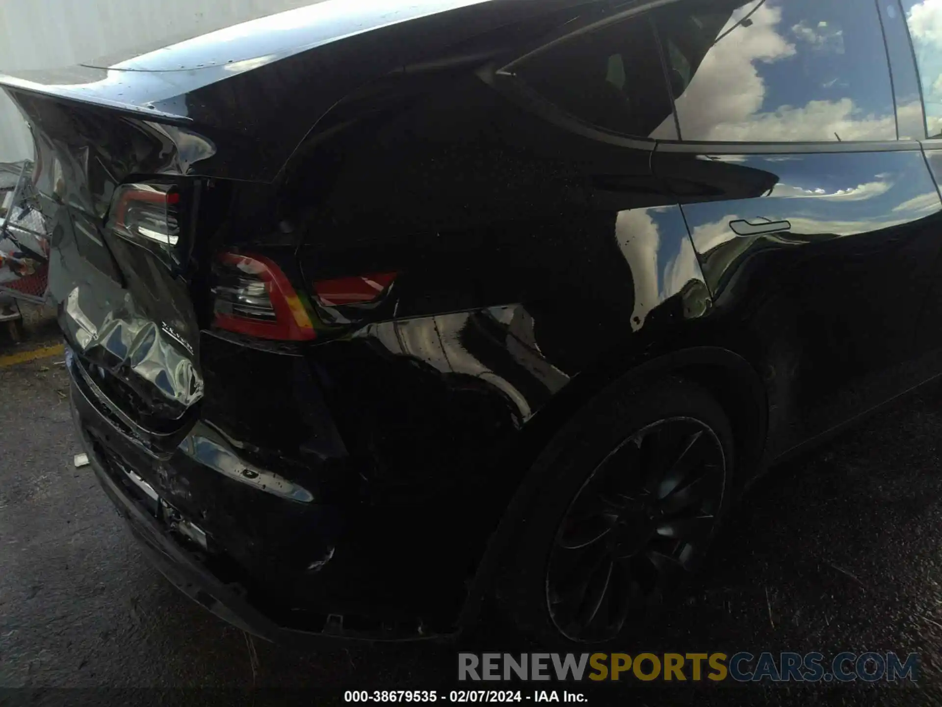 19 Photograph of a damaged car 7SAYGDEF3NF576454 TESLA MODEL Y 2022