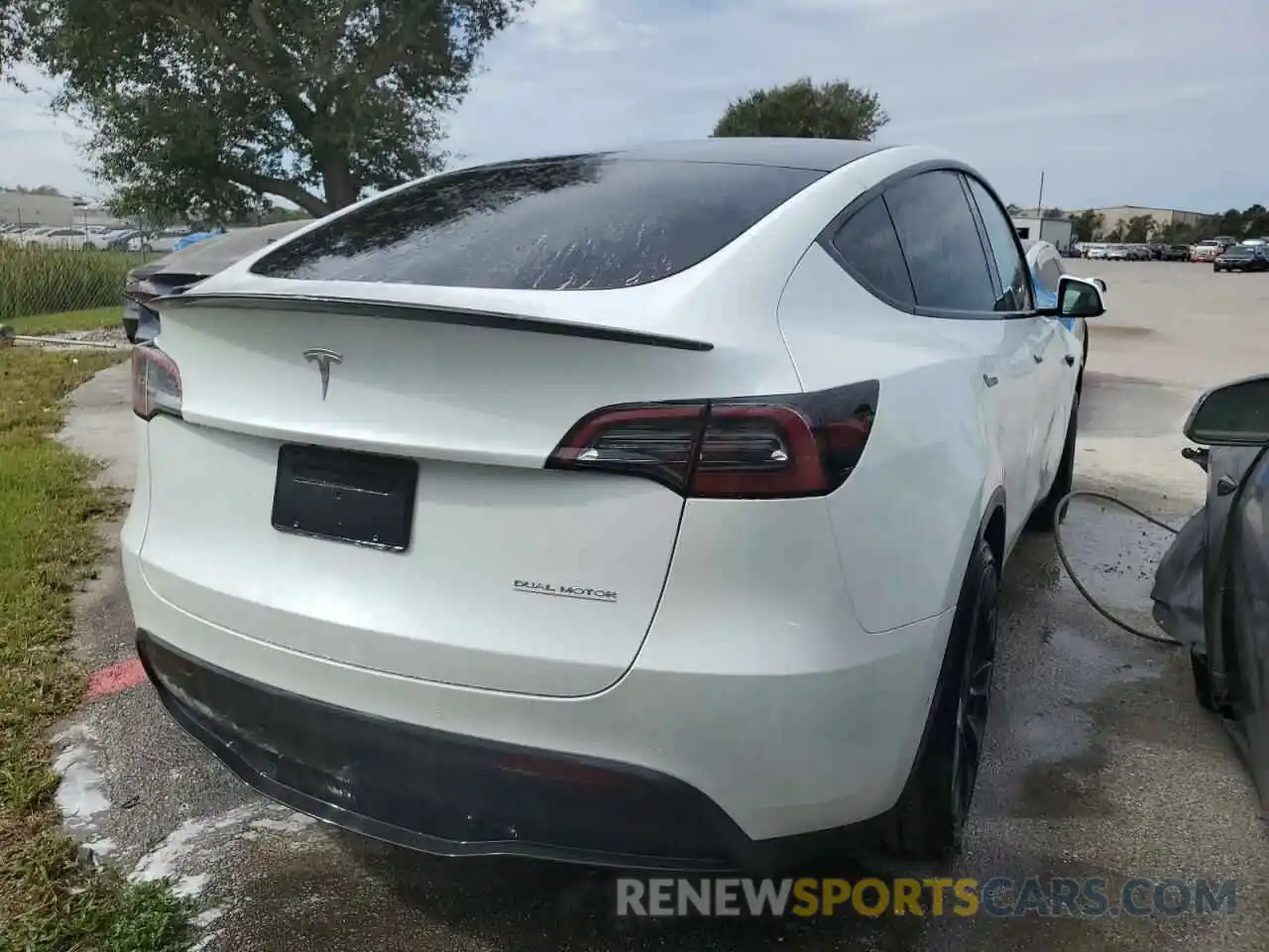 4 Photograph of a damaged car 7SAYGDEF5NF506292 TESLA MODEL Y 2022