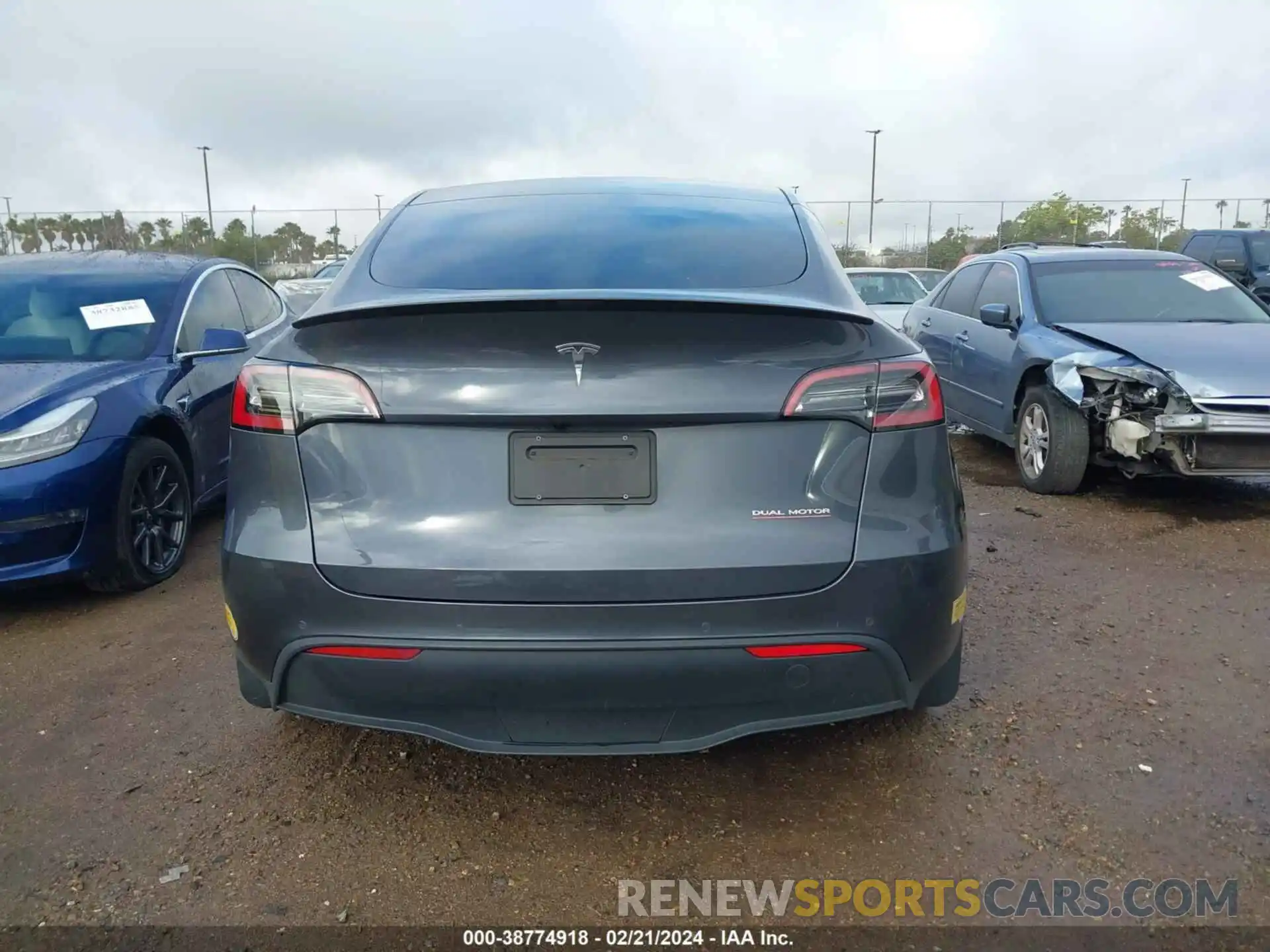 16 Photograph of a damaged car 7SAYGDEF6NF351770 TESLA MODEL Y 2022