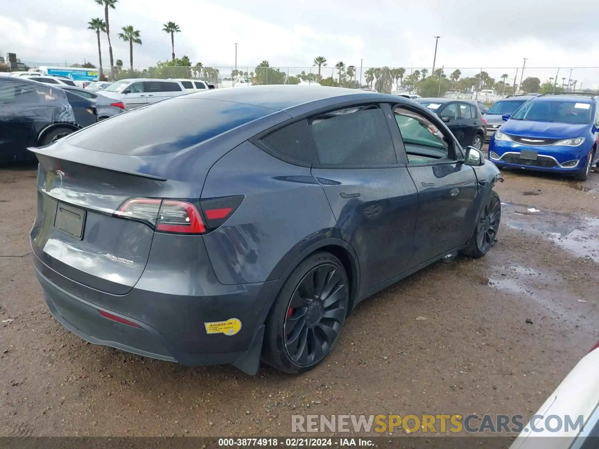 4 Photograph of a damaged car 7SAYGDEF6NF351770 TESLA MODEL Y 2022