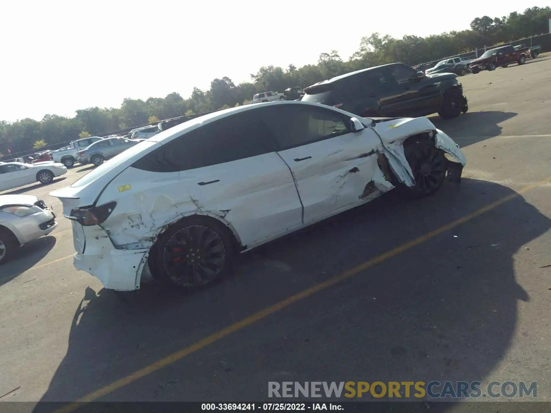 4 Photograph of a damaged car 7SAYGDEF6NF378242 TESLA MODEL Y 2022